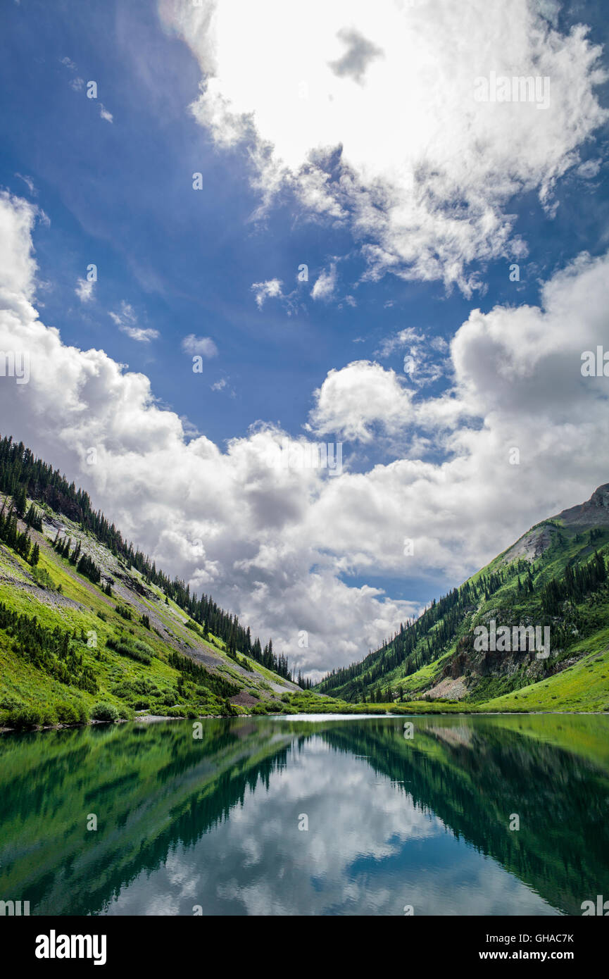 Emerald Lake; Gothic Mountain (R) & Avery Peak (L) Darüber hinaus; in der Nähe von Schofield Pass; Gunnison NAT ' l. Wald; in der Nähe von Crested Butte; CO Stockfoto