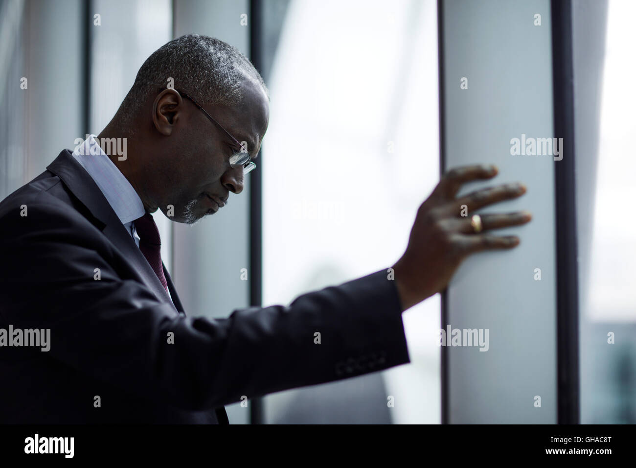 Ernst Kaufmann blickte auf Fenster Stockfoto