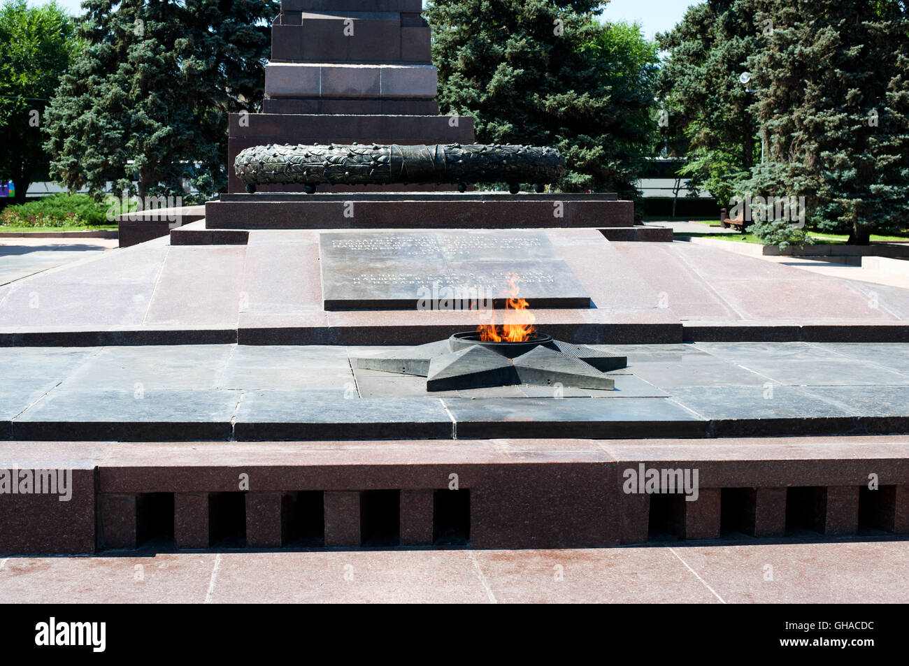 Die Masse in den Platz der gefallenen Kämpfer - Grab das Denkmal des 2. Weltkrieges in Wolgograd Stockfoto