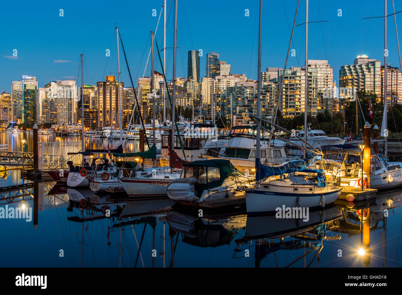 Die Skyline der Stadt in der Dämmerung, Vancouver, Britisch-Kolumbien, Kanada Stockfoto