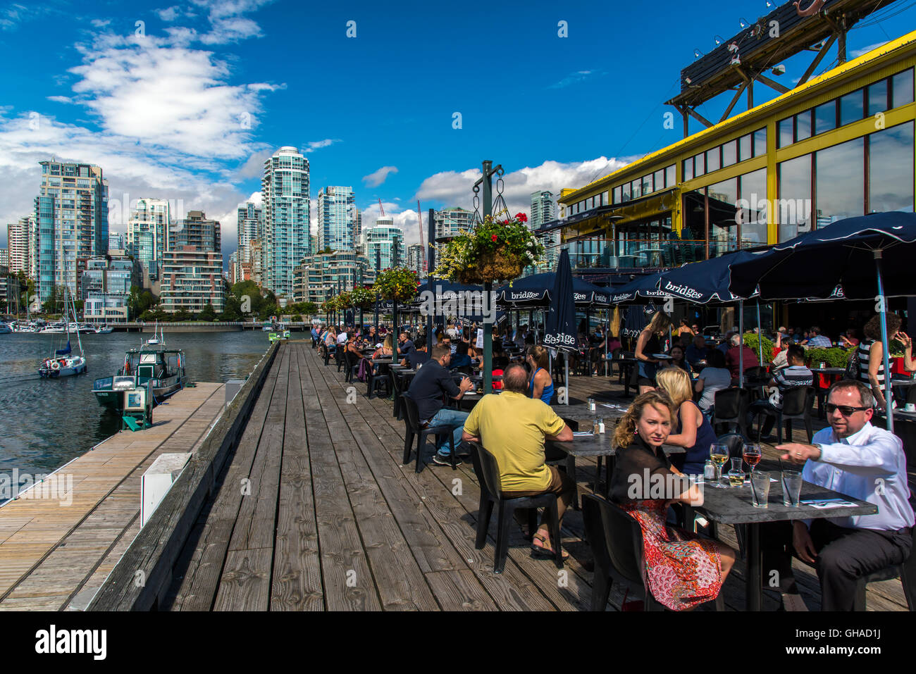 Outdoor-bar-Restaurant im False Creek, Vancouver, Britisch-Kolumbien, Kanada Stockfoto