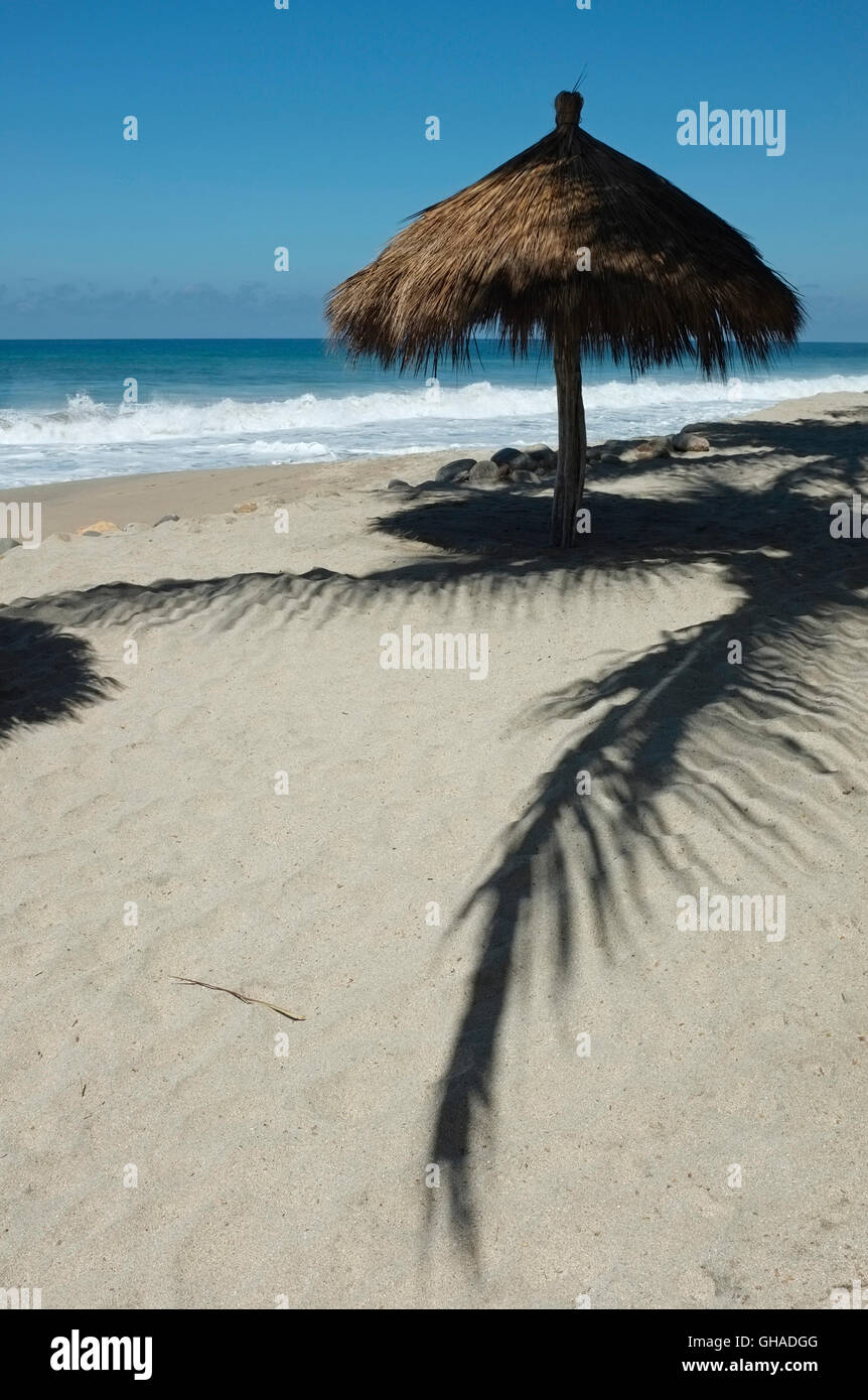 Ein Palapa-Sonnenschirm am Strand von Sayulita, Riviera Nayarit, Mexiko. Stockfoto