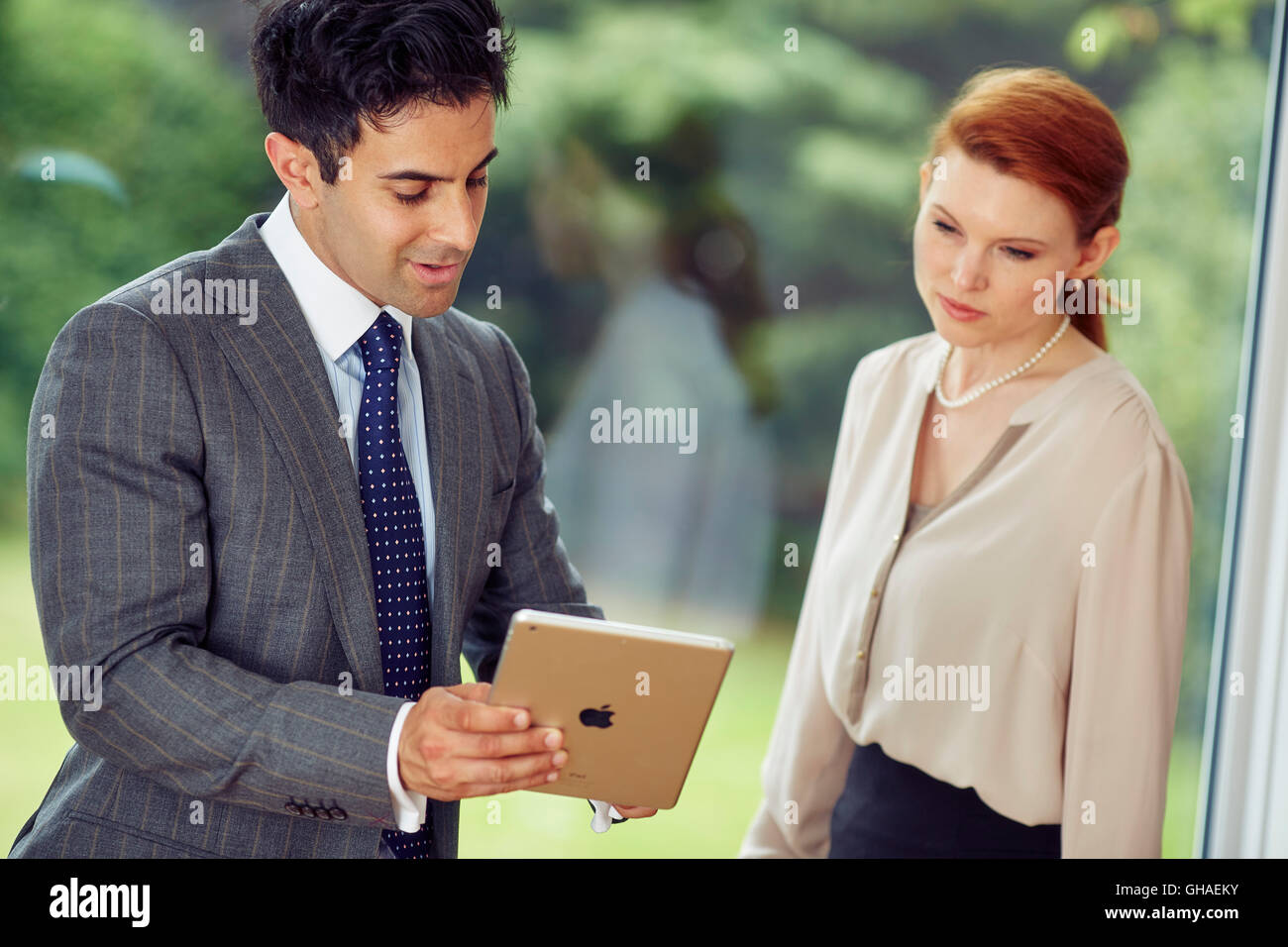 Zwei Geschäftsleute diskutieren arbeiten Stockfoto