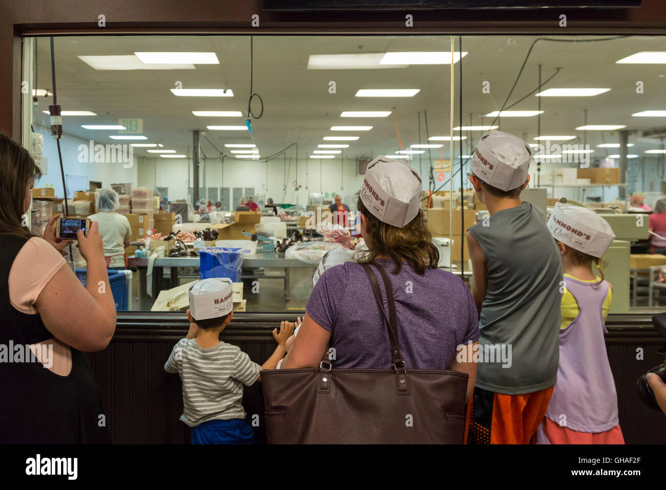 Denver, Colorado - Touristen Hammonds Bonbons Blick Arbeitnehmer während einer Betriebsbesichtigung. Stockfoto