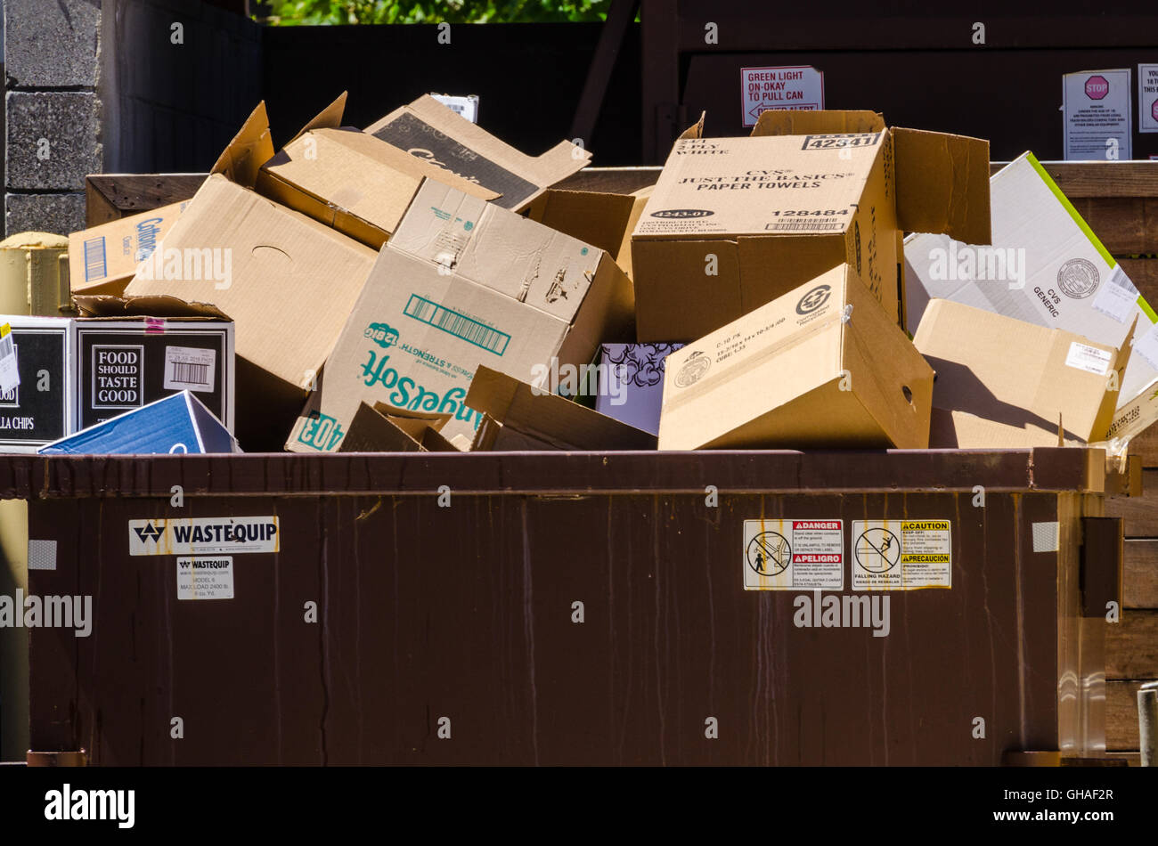 Cardboard trash -Fotos und -Bildmaterial in hoher Auflösung – Alamy