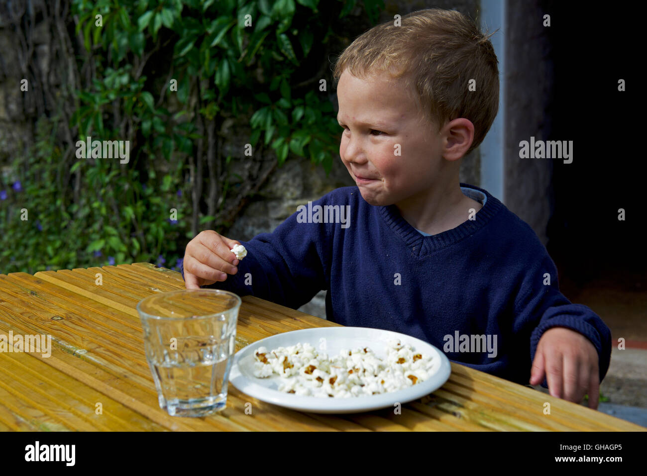 Drei-jähriger Junge Essen Popcorn Stockfoto
