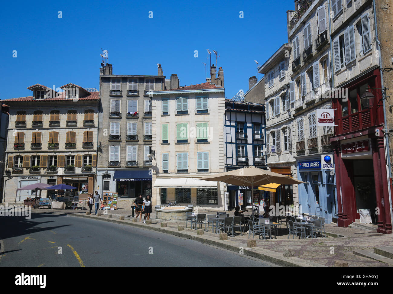 BAYONNE, Frankreich - 9. Juli 2016: Alte Häuser im Zentrum von Bayonne, einer Stadt in der Region Aquitaine Südwest-Frankreich. Stockfoto