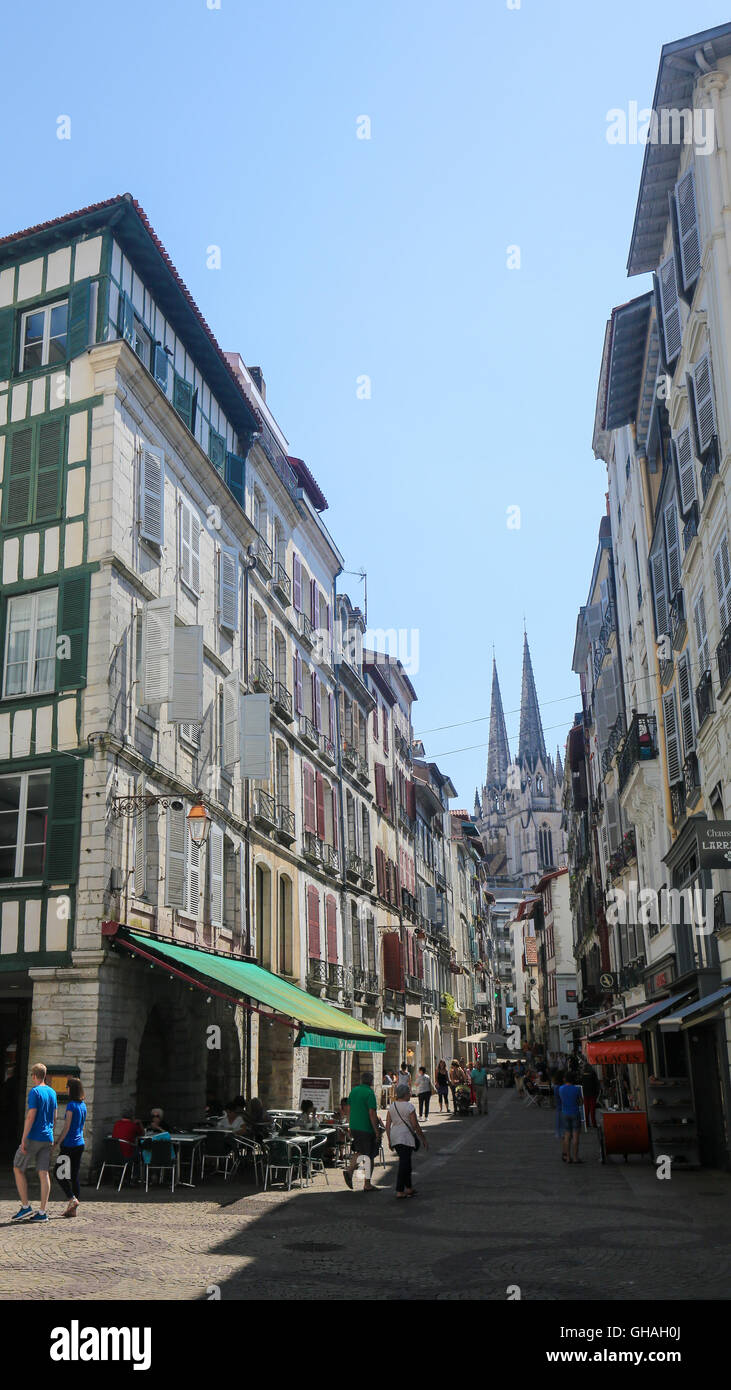 BAYONNE, Frankreich - 9. Juli 2016: Alte Häuser im Zentrum von Bayonne, einer Stadt in der Region Aquitaine Südwest-Frankreich. Stockfoto