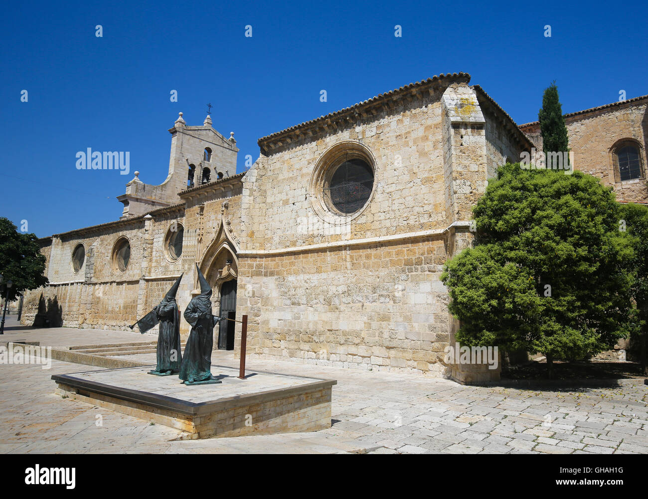 Statue der Kapuzinermönche durch das Kloster San Pablo in Palencia, Kastilien und Leon, Nordwesten Spaniens Stockfoto