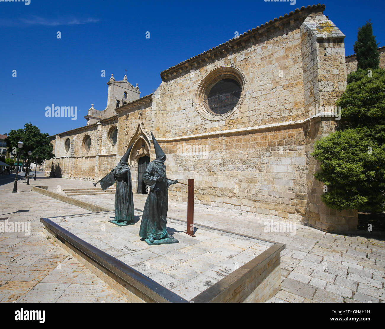 Statue der Kapuzinermönche durch das Kloster San Pablo in Palencia, Kastilien und Leon, Nordwesten Spaniens Stockfoto