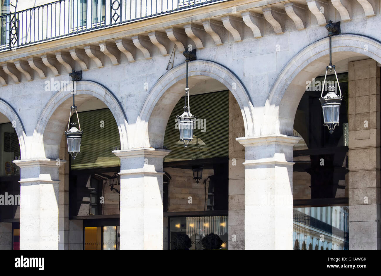 Lampen im Rue De Rivoli in Paris Stockfoto