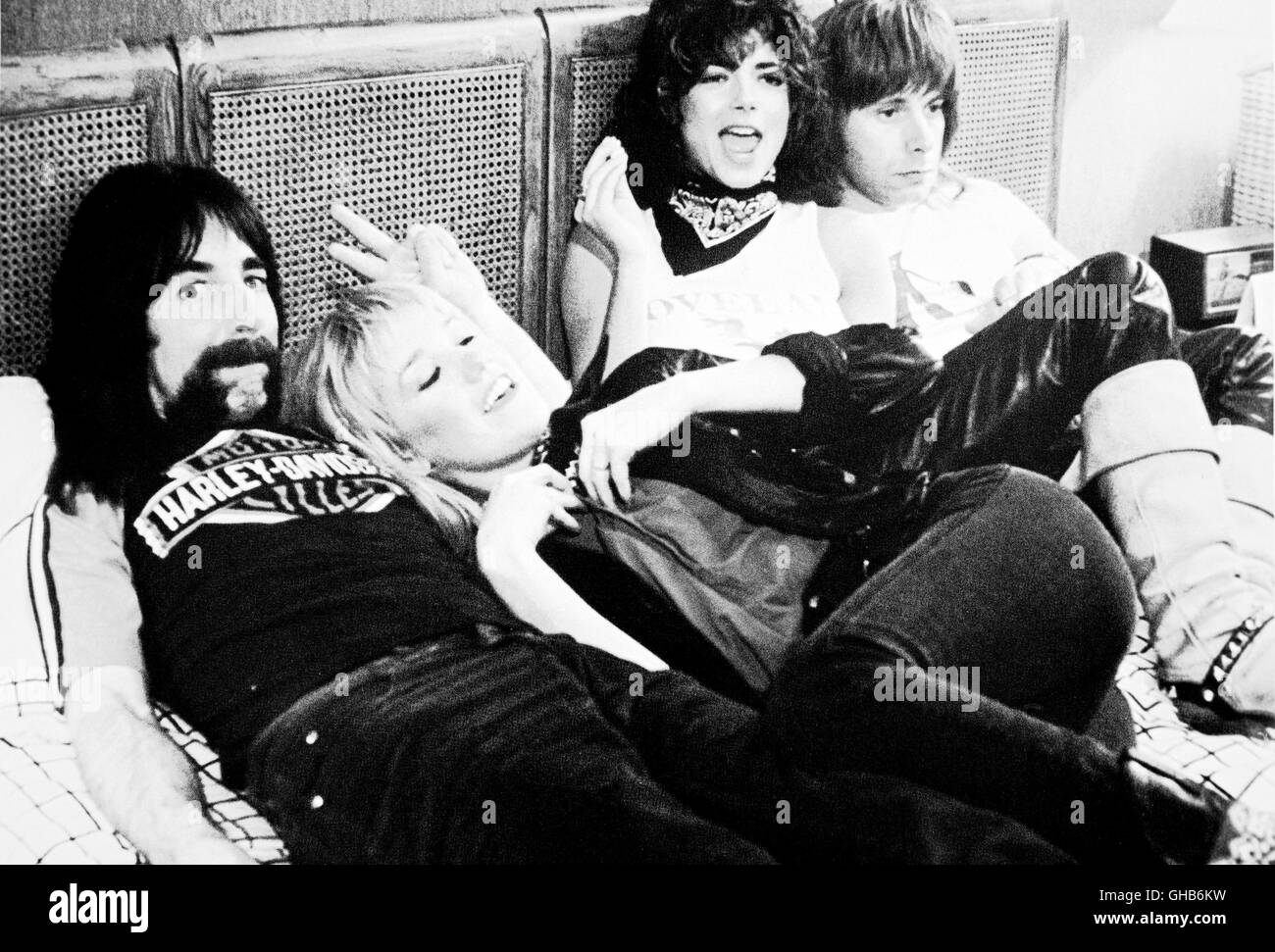 DIESER IS SPINAL TAP USA 1984 Rob Reiner Heavy-Metal-Musiker HARRY SHEARER Und CHRISTOPHER GUEST Mit Groupies. Komödie-Regie: Rob Reiner Stockfoto