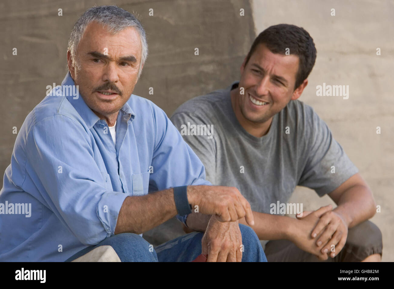 SPIEL OHNE FAUSTFORM das längste Yard USA 2005 Peter Segal Ex-College-Trainer Nate (BURT REYNOLDS) und Ex-Profi-Quarterback Paul (ADAM SANDLER) Komödie Regie: Peter Segal aka. The Longest Yard Stockfoto