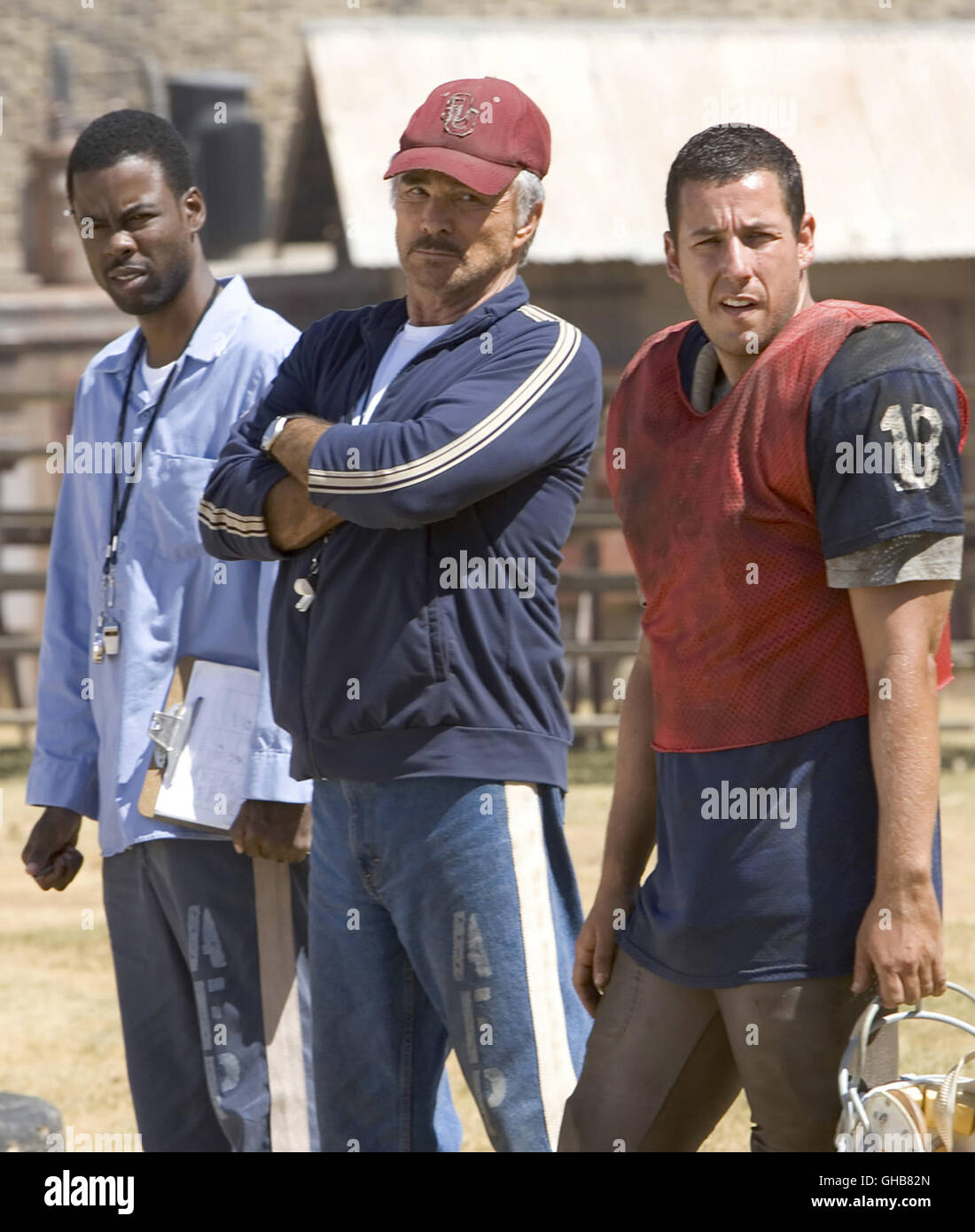 SPIEL OHNE FAUSTFORM das längste Yard USA 2005 Peter Segal The Prisoners "Hausmeister" (CHRIS ROCK), Nate (BURT REYNOLDS) und Paul (ADAM SANDLER) Komödie Regie: Peter Segal aka. The Longest Yard Stockfoto