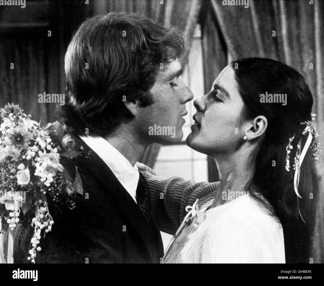 LOVE STORY USA 1970 Arthur Hiller Oliver (RYAN O'NEAL) Und Jennifer (ALI MACGRAW) als Brautpaar. Regie: Arthur Hiller Stockfoto