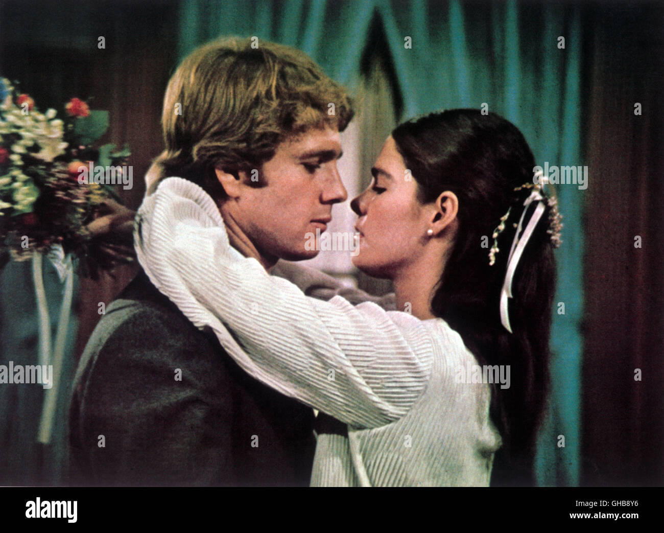 LOVE STORY USA 1970 Arthur Hiller Oliver (RYAN O'NEAL) Und Jennifer (ALI MACGRAW) als Brautpaar. Regie: Arthur Hiller Stockfoto