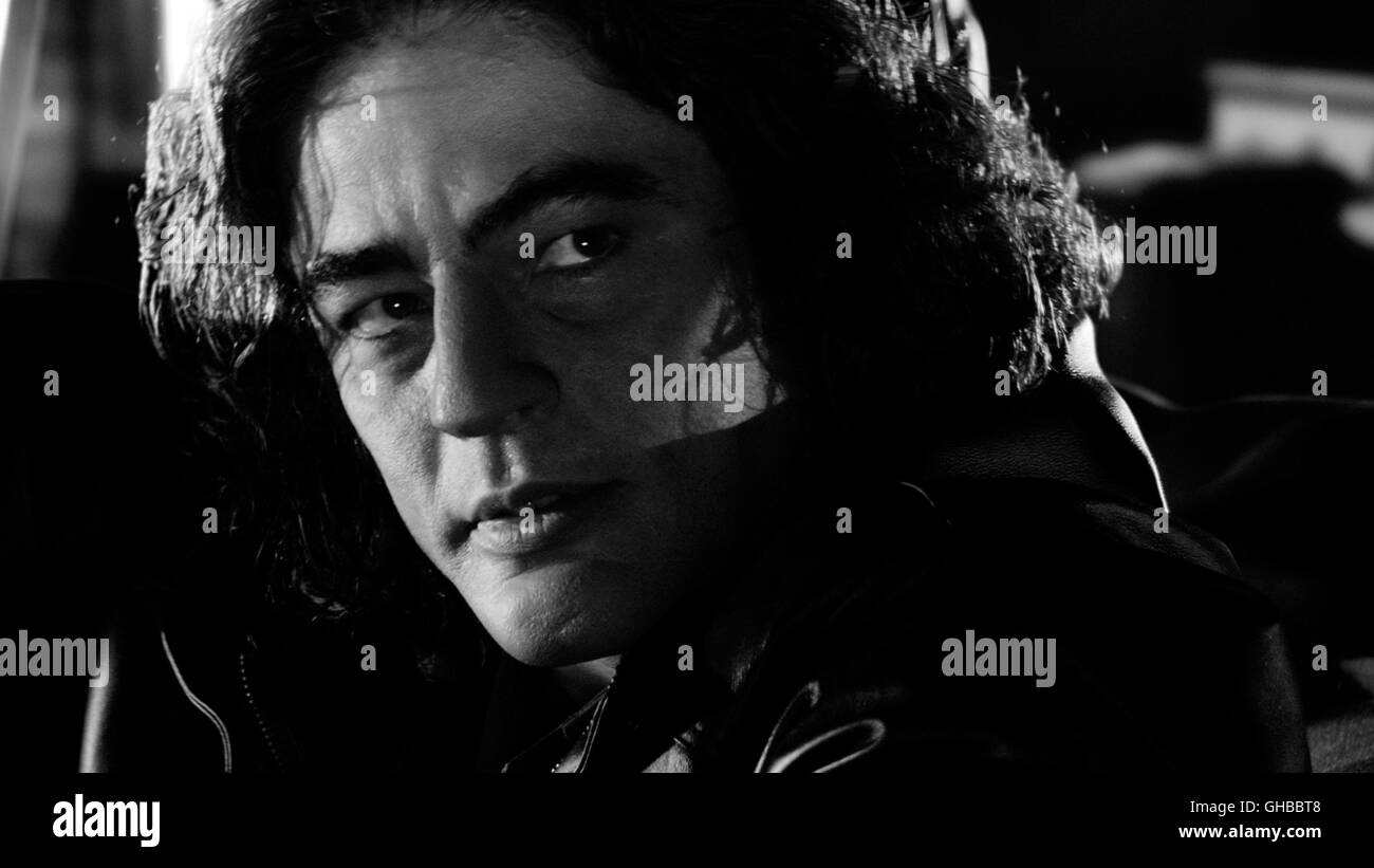 SIN CITY USA 2005 Robert Rodriguez Jack Rafferty (BENICIO DEL TORO) von Buena Vista International vertrieben. DIESES MATERIAL KANN RECHTMÄßIG SEIN ALLE MEDIEN NUR ANSPRUCH AUF FÖRDERUNG DER FREISETZUNG VON MOTION PICTURE "SIN CITY" WÄHREND DER PROMOTION PANORAMAFENSTER VERWENDET. EINE ANDERE, WEITERVERWENDUNG, VERVIELFÄLTIGUNG ODER VERÖFFENTLICHUNG DIESES MATERIALS IST STRENGSTENS UNTERSAGT, OHNE AUSDRÜCKLICHE SCHRIFTLICHE ZUSTIMMUNG VON MIRAMAX FILMS, KANN DAZU FÜHREN, DASS DIE GESETZLICHE HAFTUNG. SIE WERDEN VERANTWORTLICH FÜR ANSPRÜCHE, SCHÄDEN, GEBÜHREN, KOSTEN, STRAFEN, DIE NICHT AUTORISIERTE VERWENDUNG DIESES MATERIALS DURCH SIE ODER IHRE ERFÜLLUNGSGEHILFEN ENTSTEHEN. Regie: Robert Rodriguez Stockfoto