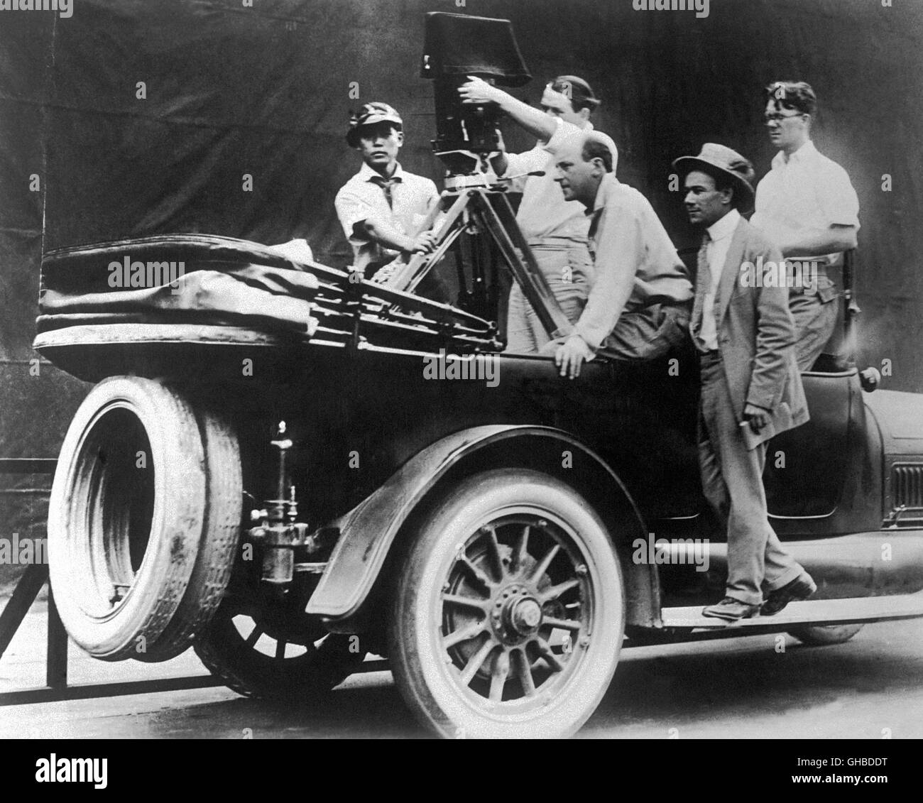 DIE zehn Gebote USA 1923 Cecil B. DeMille Director und Produzent Cecil B. DeMille und Filmteam während der Dreharbeiten im Stummfilms "The Ten Commandments" (1923). Regie: Cecil Stockfoto