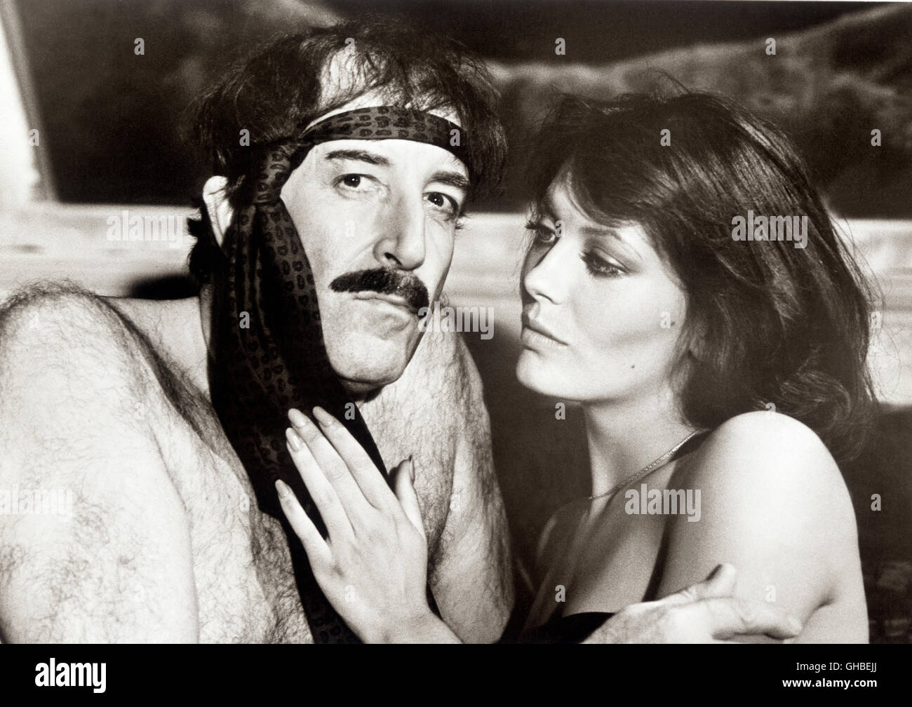 DIE PINK PANTHER STRIKES AGAIN UK/USA 1976 Blake Edwards Chief Inspector Clouseau (PETER SELLERS) umarmt Olga (LESLEY-ANNE DOWN), die in Wirklichkeit ein russischer Spion ist. Regie: Blake Edwards Stockfoto