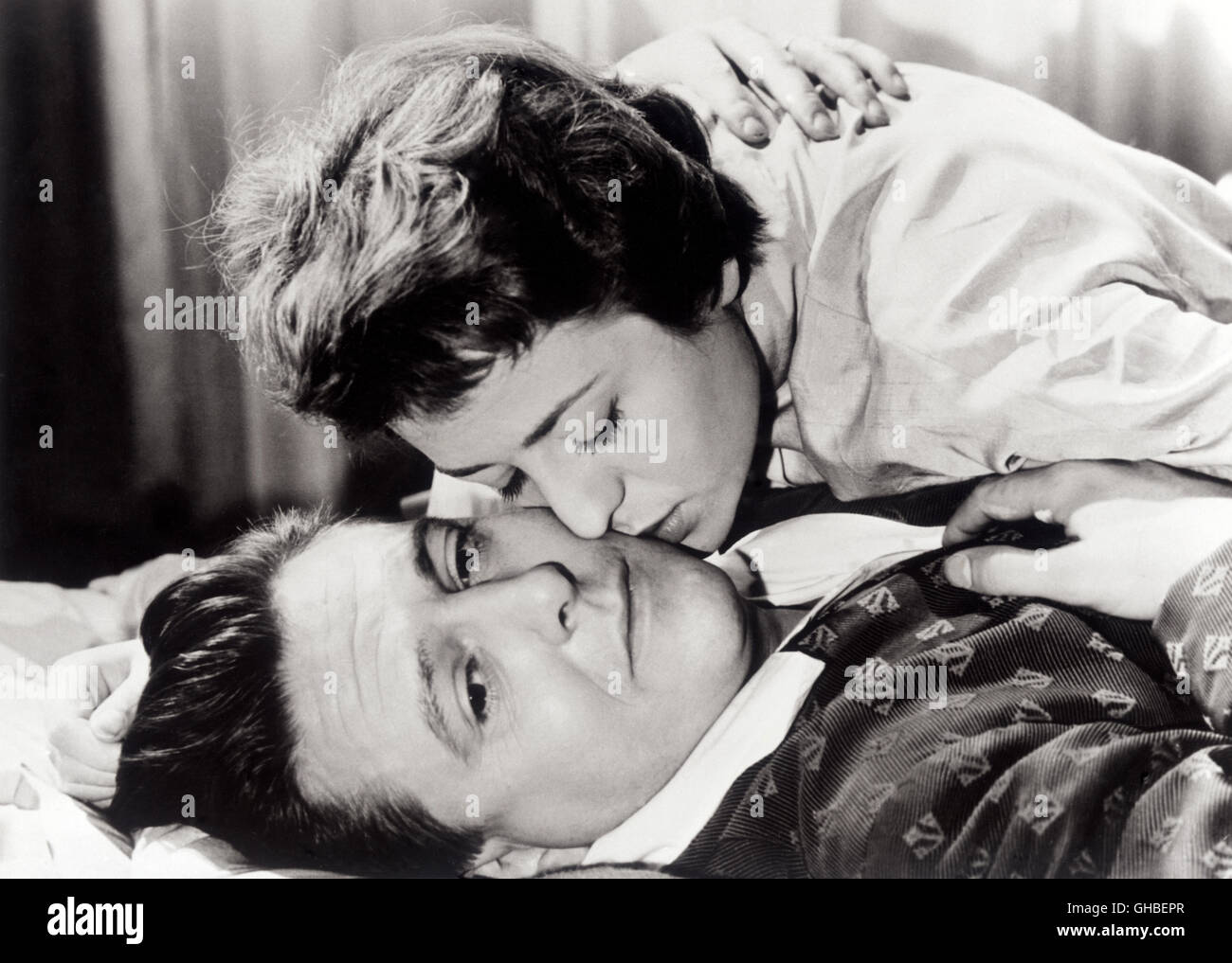 KOMMISSAR MAIGRET STELLT EINE FALLE Maigret neigen un pi ge Frankreich 1958 Jean Delannoy Marcel Maurin (JEAN DESAILLY), Yvonne Maurin (ANNIE GIRARDOT) Regie: Jean Delannoy aka. Maigret neigen un ge pi Stockfoto