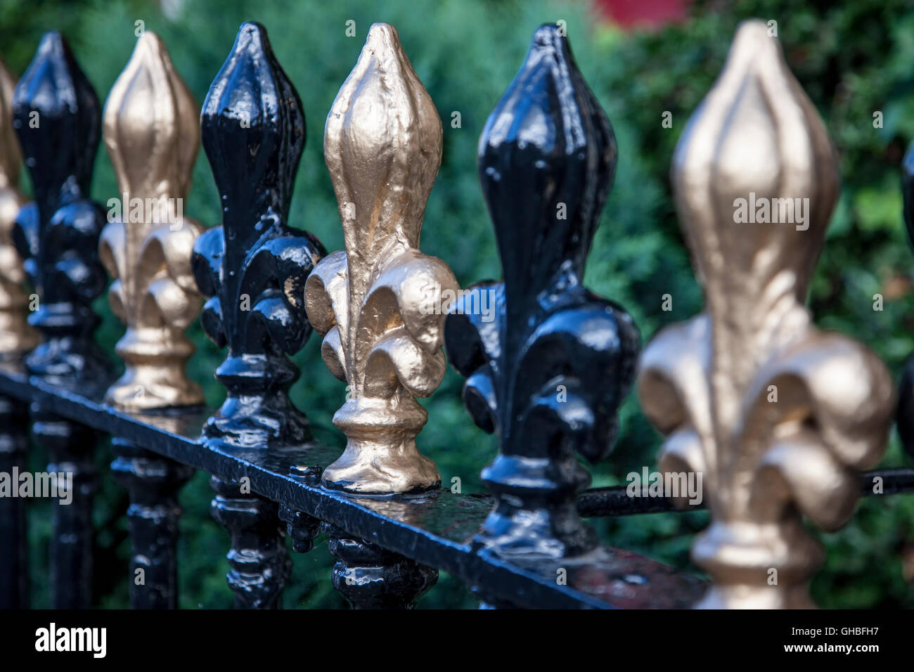 Gold und schwarz Gusseiserne Geländer. Stockfoto