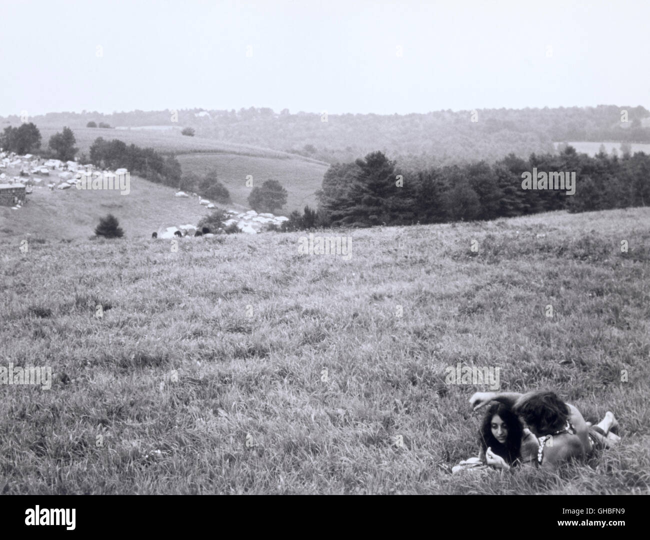 WOODSTOCK USA 1969 Michael Wadleigh Film Chronik des legendären Woodstock Music Festival. 1969 Fand Das Legendäre Open-air-Festival "Woodstock" in der Kleinen Gemeinde Bethel Westlich von New York Statt. Fast Eine Halbe Million Junger Amerikaner Strömte Zum Spektakulärsten Festival der Rockgeschichte, Das Vor Dem Hintergrund von Vietnamkrieg Und Rassismus Zum Musikgeschichtlichen Höhepunkt der Hippie-Bewegung Wurde. Bild: Festivalbesucher Auf Einer Wiese Regie: Michael Wadleigh Stockfoto