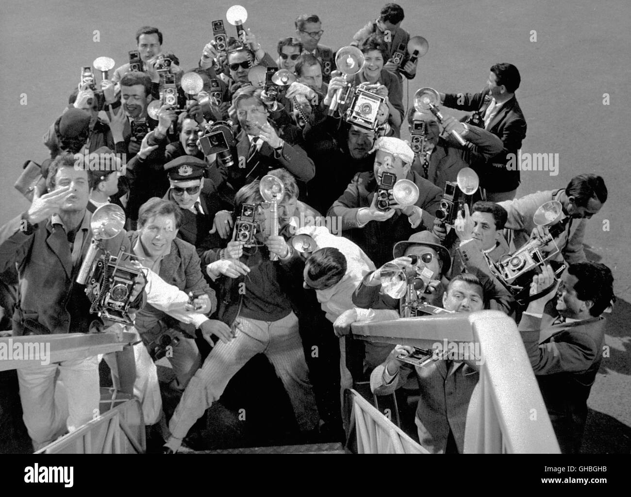 LA DOLCE VITA Italien 1960 Federico Fellini-Szene: Eine Gruppe von Fotografen - Paparazzi-Regie: Federico Fellini Stockfoto