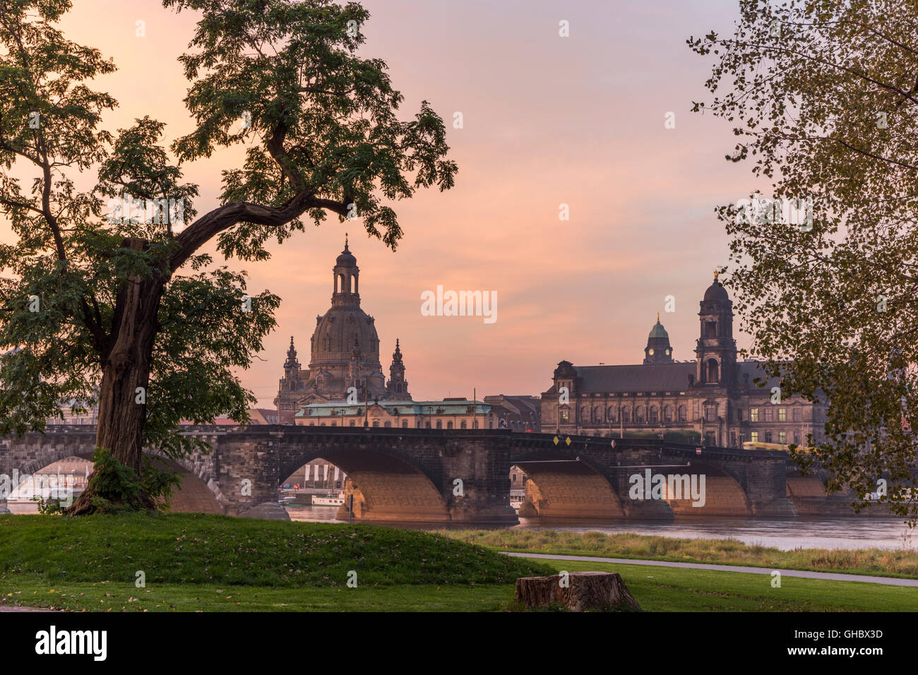 Geographie/Reisen, Deutschland, Sachsen, Dresden, Frauenkirche (Kirche unserer Dame) und provinziellen High Court und des Berufungsgerichts mit Augustus Brücke am Morgen, Additional-Rights - Clearance-Info - Not-Available Stockfoto