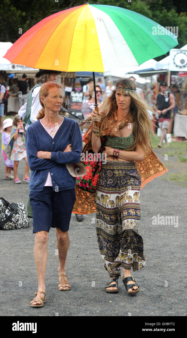 Frauen Einkaufen auf Märkten Byron Bay Australien Stockfoto