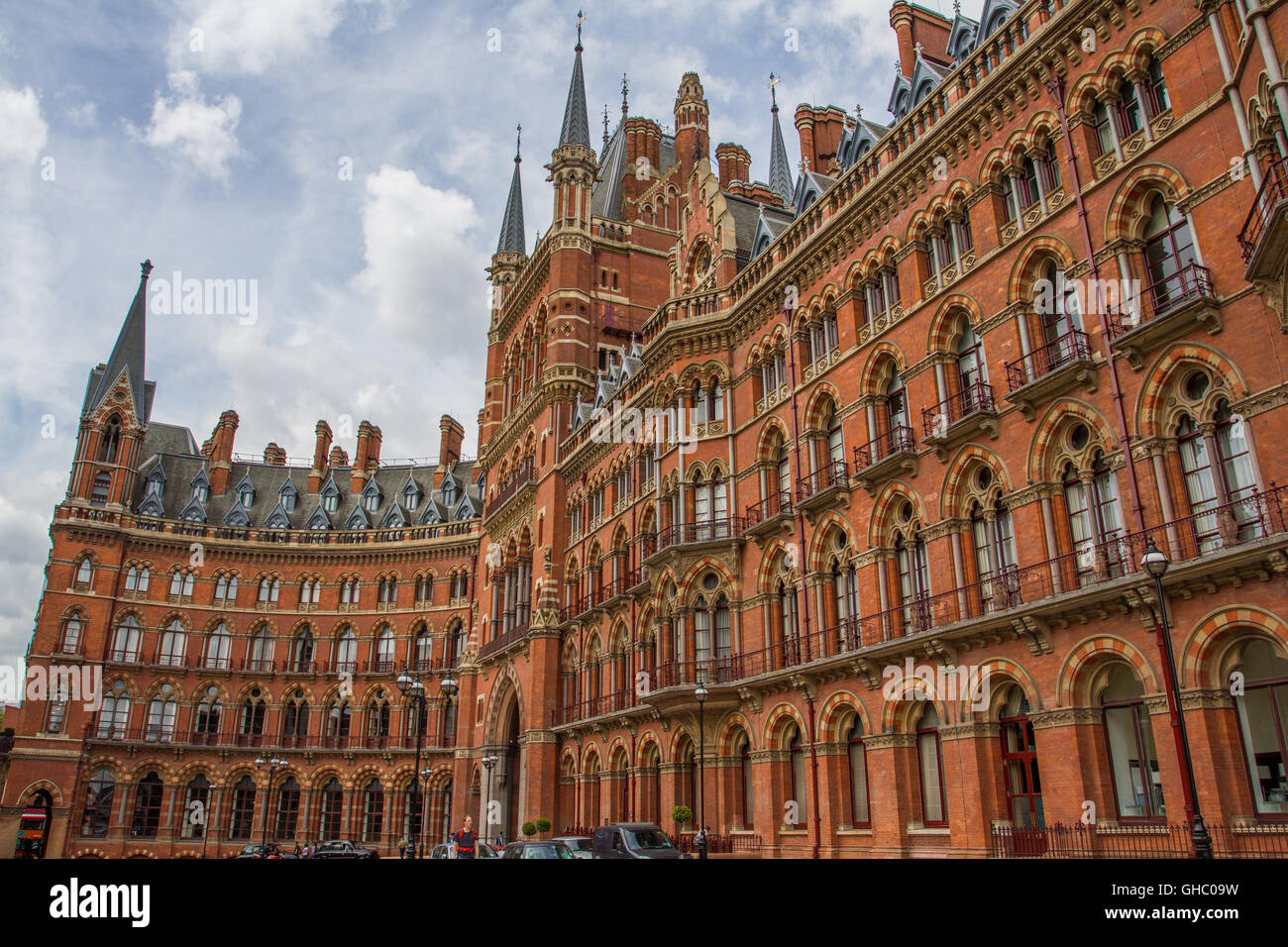 Die gekrümmte Fassade und das Äußere des St Pancras Renaissance Hotel in London, das aufwändige, gotische architektonisches Detail. Stockfoto