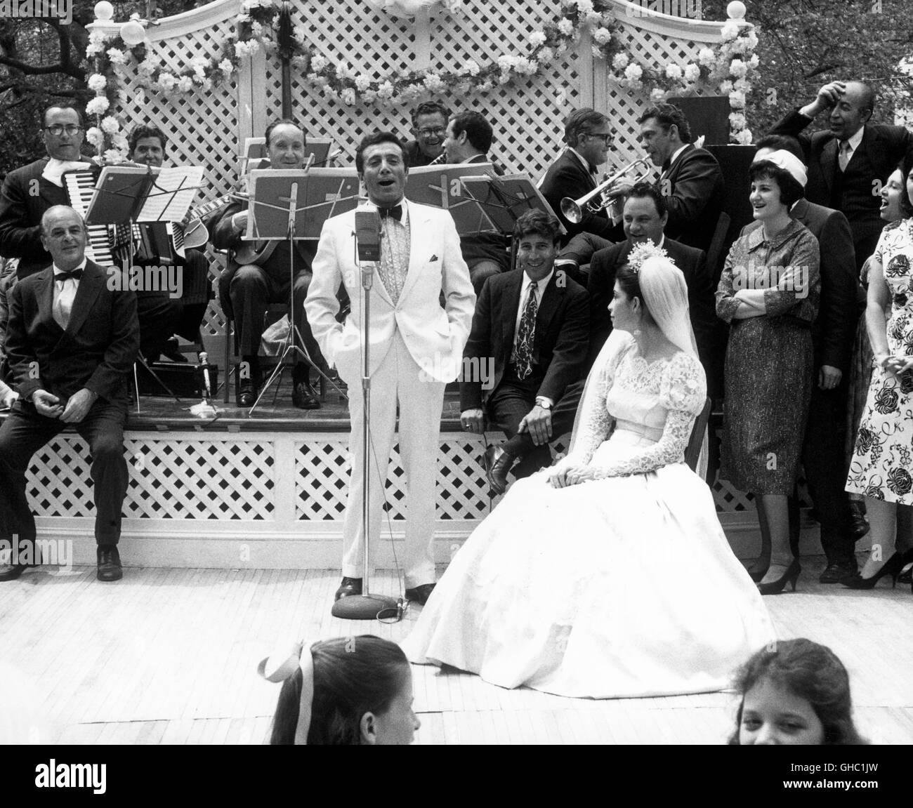 DER PATE der Paten USA 1972 Francis Ford Coppola Auf der Hochzeit von Don Vito' s Tochter Connie (TALIA SHIRE) Sings der Berühmte Sänger Johnny Fontane (AL MARTINO). Regie: Francis Ford Coppola aka. Der Pate Stockfoto