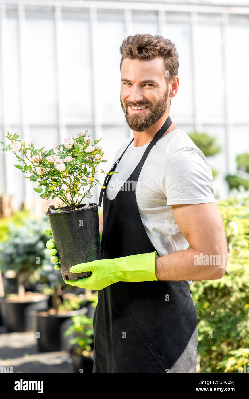 Gärtner mit Blumentopf Stockfotografie Alamy