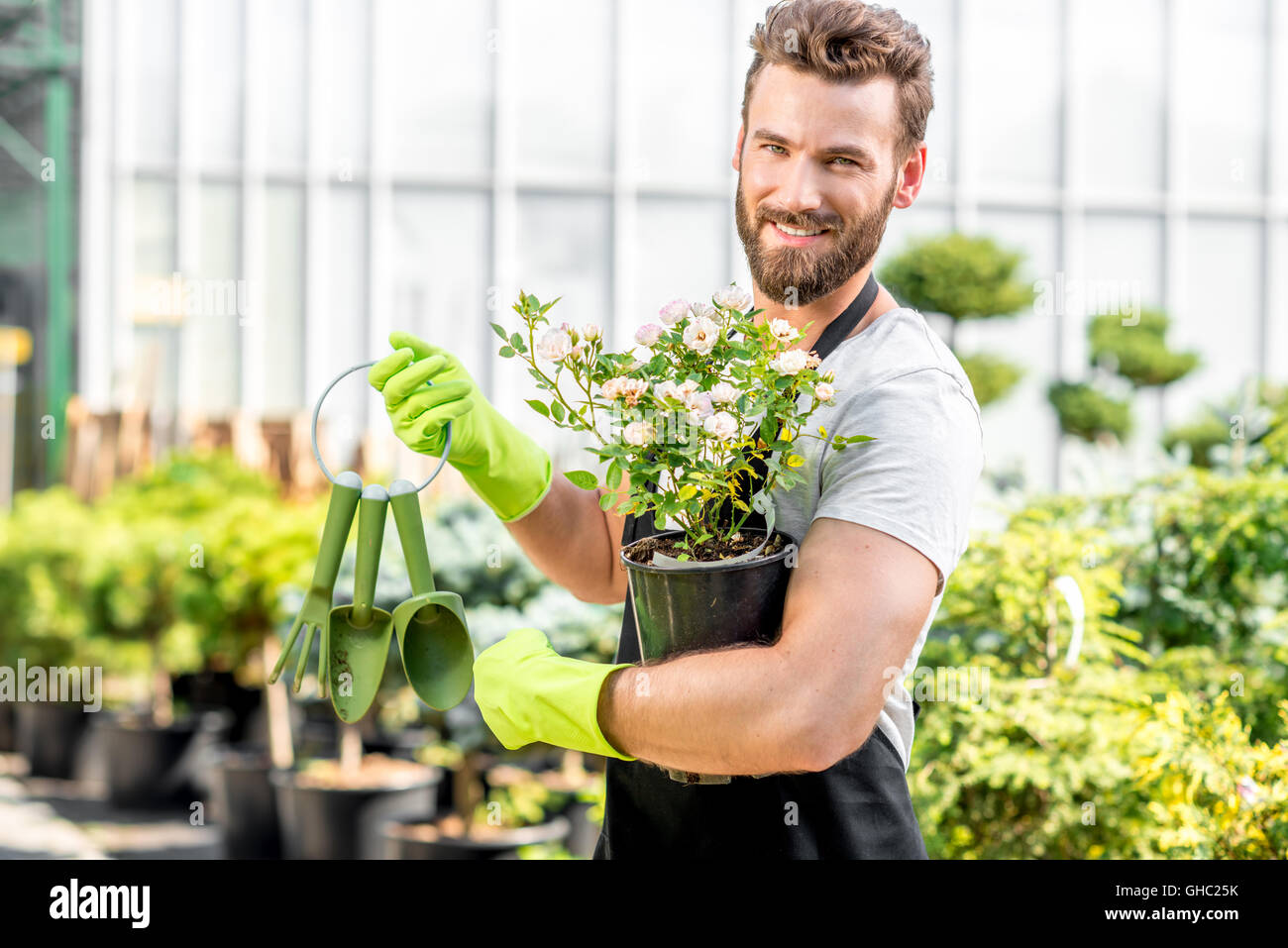 Gärtner mit Blumentopf Stockfotografie Alamy
