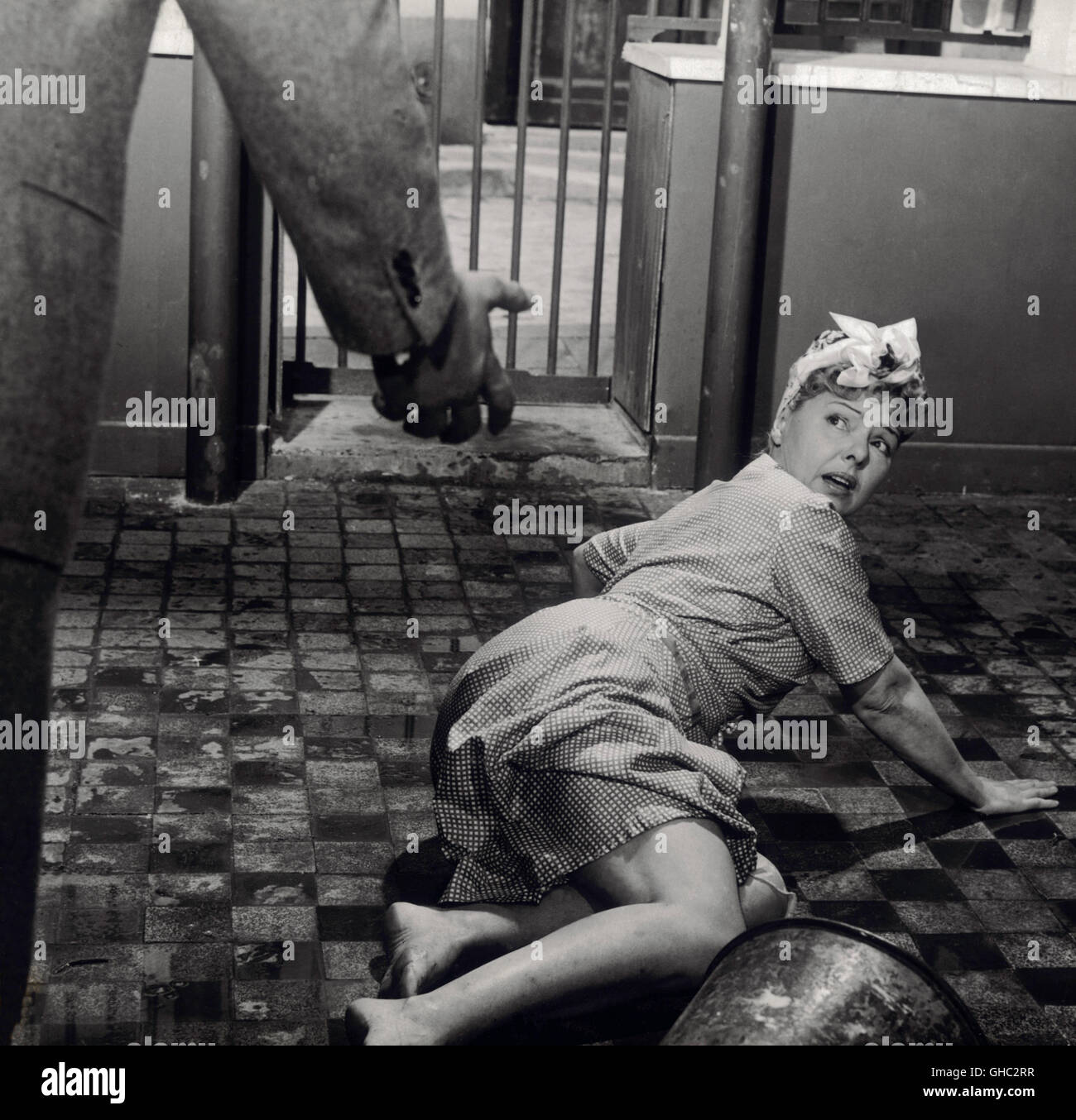 KOMMISSAR MAIGRET STELLT EINE FALLE Maigret neigen un Piege Frankreich/Italien 1957 Jean Delannoy PAULETTE DUBOST (Mauricette Barberot) Regie: Jean Delannoy aka. Maigret neigen un piege Stockfoto