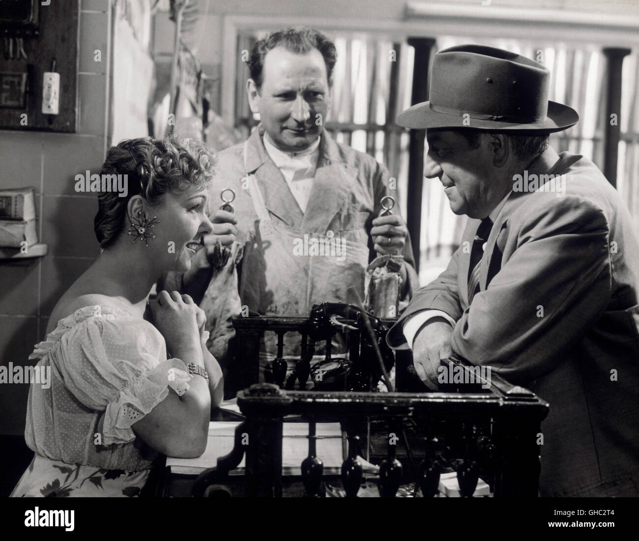 KOMMISSAR MAIGRET STELLT EINE FALLE Maigret neigen un Piege Frankreich/Italien 1957 Jean Delannoy PAULETTE DUBOST (Mauricette Barberot), JACQUES HILLING (Metzger), JEAN GABIN (Inspector Maigret) Regie: Jean Delannoy aka. Maigret neigen un piege Stockfoto