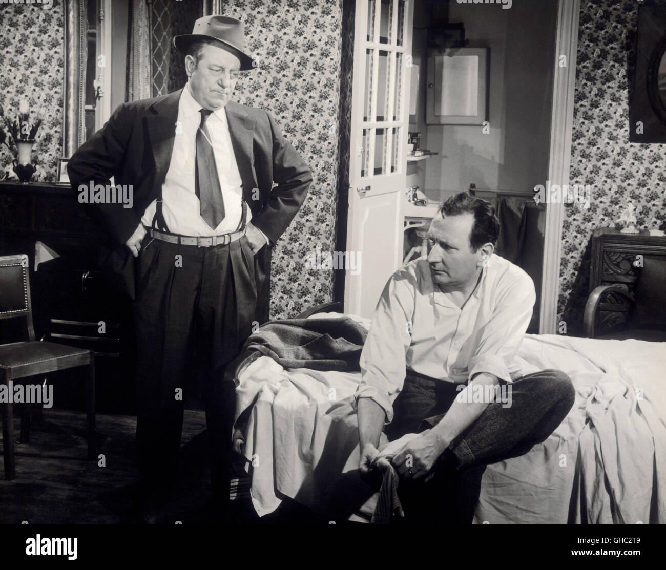 KOMMISSAR MAIGRET STELLT EINE FALLE Maigret neigen un Piege Frankreich/Italien 1957 Jean Delannoy JEAN GABIN (Inspector Maigret), JACQUES HILLING (Metzger) Regie: Jean Delannoy aka. Maigret neigen un piege Stockfoto