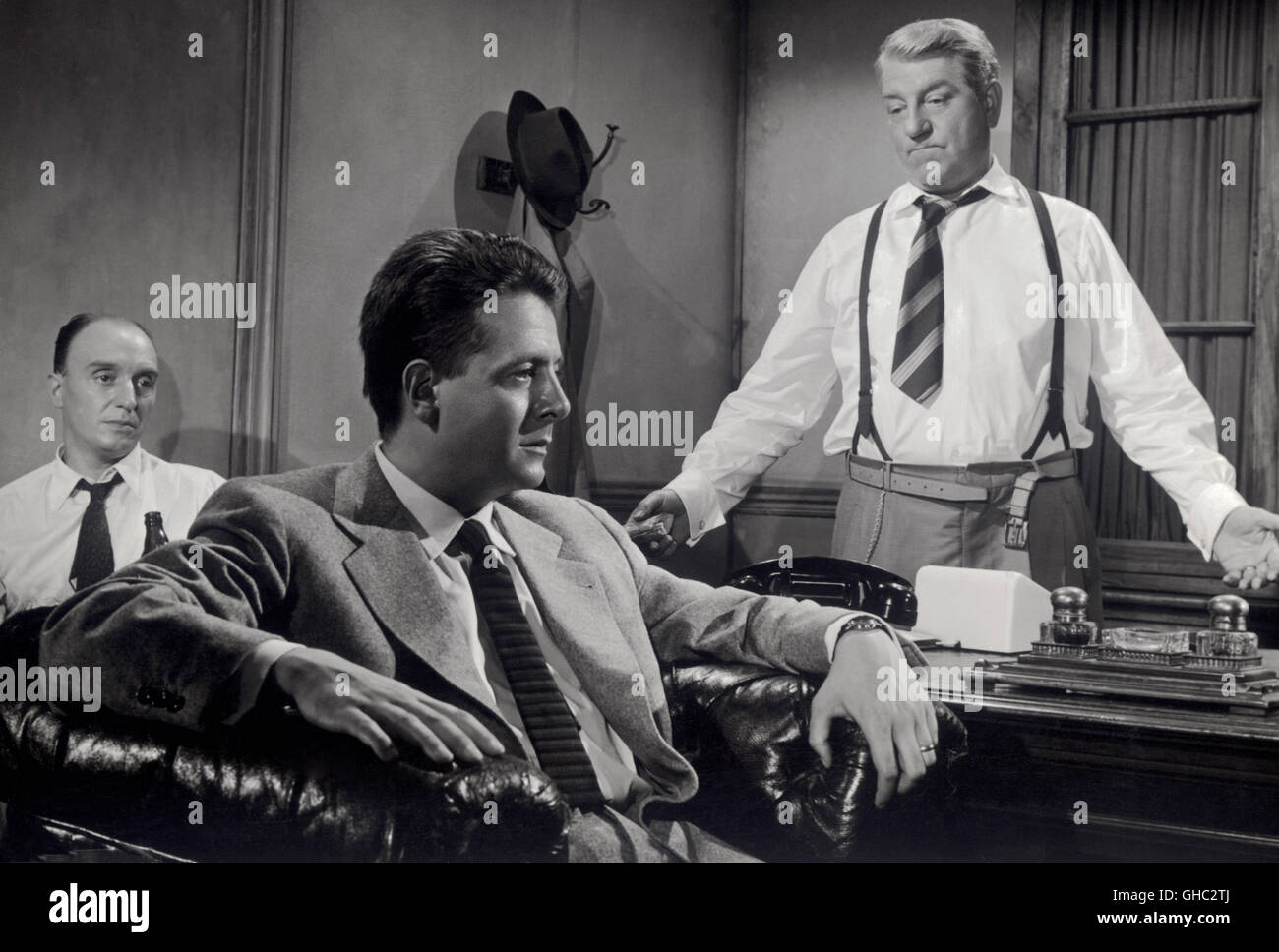 KOMMISSAR MAIGRET STELLT EINE FALLE Maigret neigen un Piege Frankreich/Italien 1957 Jean Delannoy JEAN DESAILLY (Marcel Maurin), JEAN GABIN (Inspector Maigret) Regie: Jean Delannoy aka. Maigret neigen un piege Stockfoto