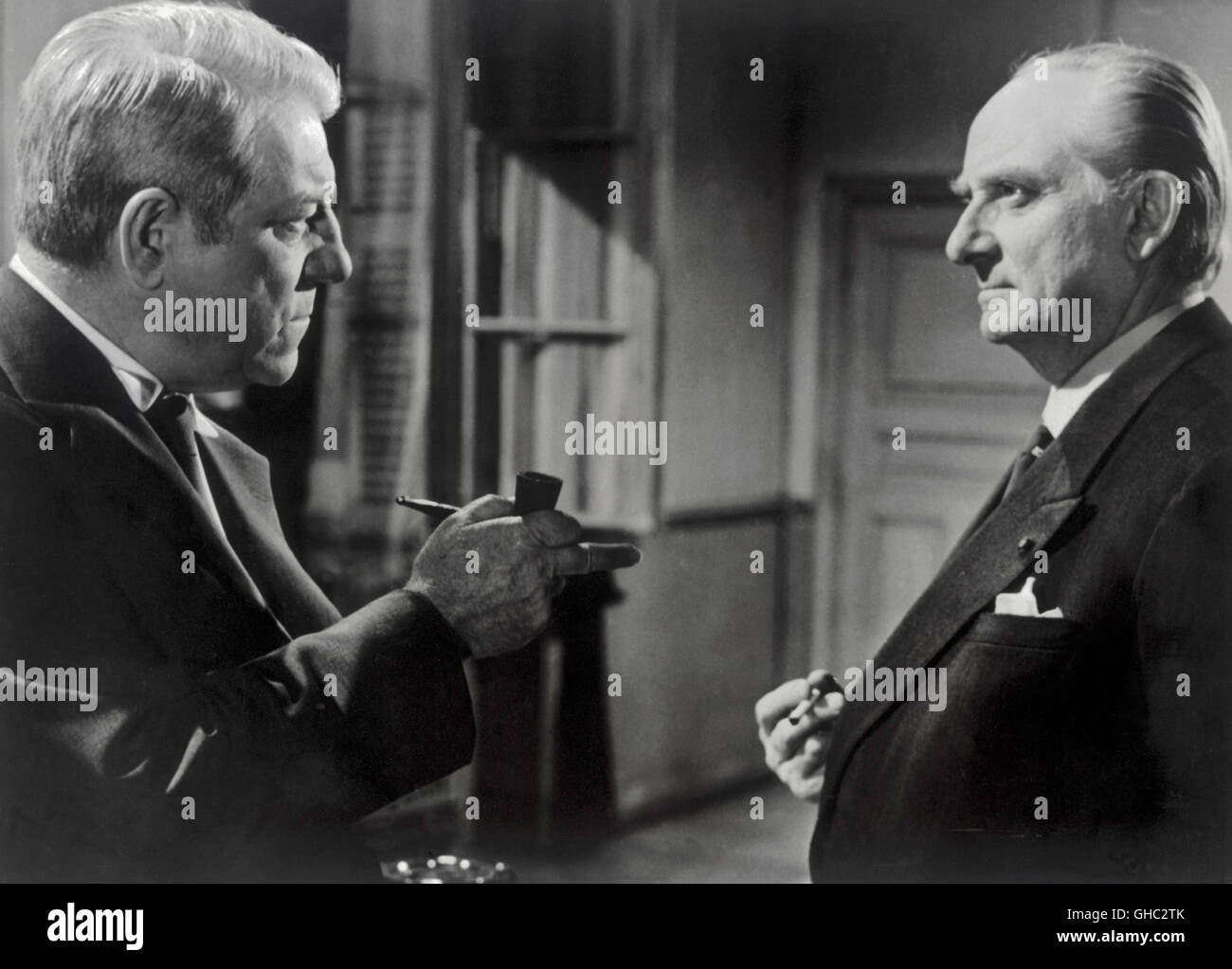 KOMMISSAR MAIGRET STELLT EINE FALLE Maigret neigen un Piege Frankreich/Italien 1957 Jean Delannoy Scene mit JEAN GABIN (Inspector Maigret) Regie: Jean Delannoy aka. Maigret neigen un piege Stockfoto