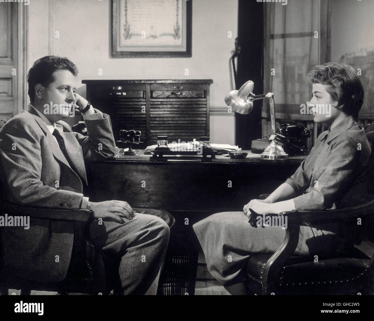 KOMMISSAR MAIGRET STELLT EINE FALLE Maigret neigen un Piege Frankreich/Italien 1957 Jean Delannoy JEAN DESAILLY (Marcel Maurin), ANNIE GIRARDOT (YVONNE MAURIN) Regie: Jean Delannoy aka. Maigret neigen un piege Stockfoto