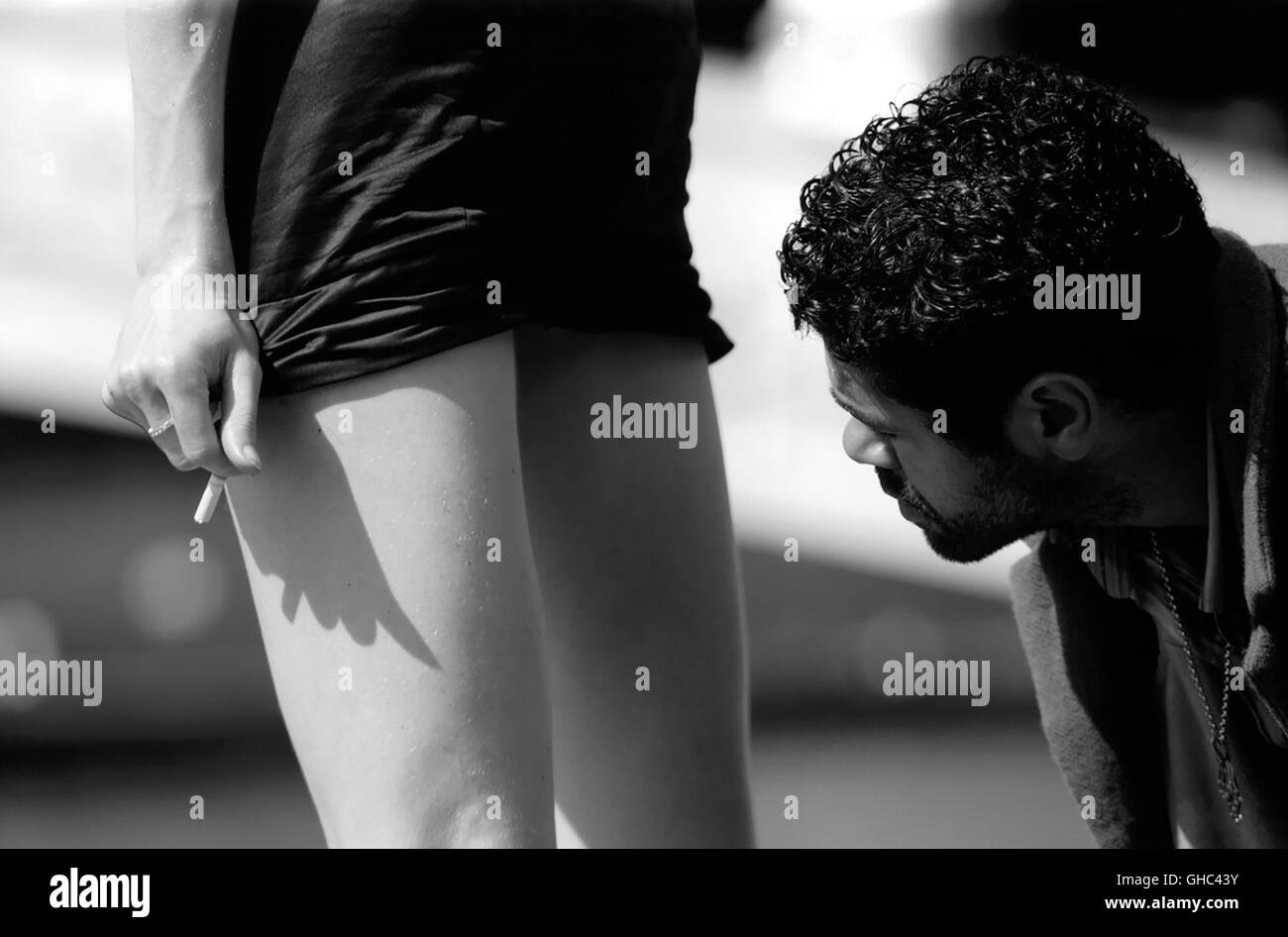 ANGEL-A Frankreich 2006 Luc Besson Angel-A (RIE RASMUSSEN) und Andre (JAMAL DEBBOUZE)-Regie: Luc Besson Stockfoto