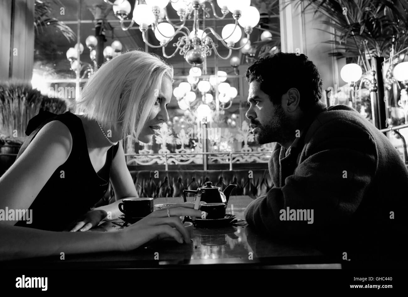 ANGEL-A Frankreich 2006 Luc Besson Angel-A (RIE RASMUSSEN) und Andre (JAMAL DEBBOUZE)-Regie: Luc Besson Stockfoto