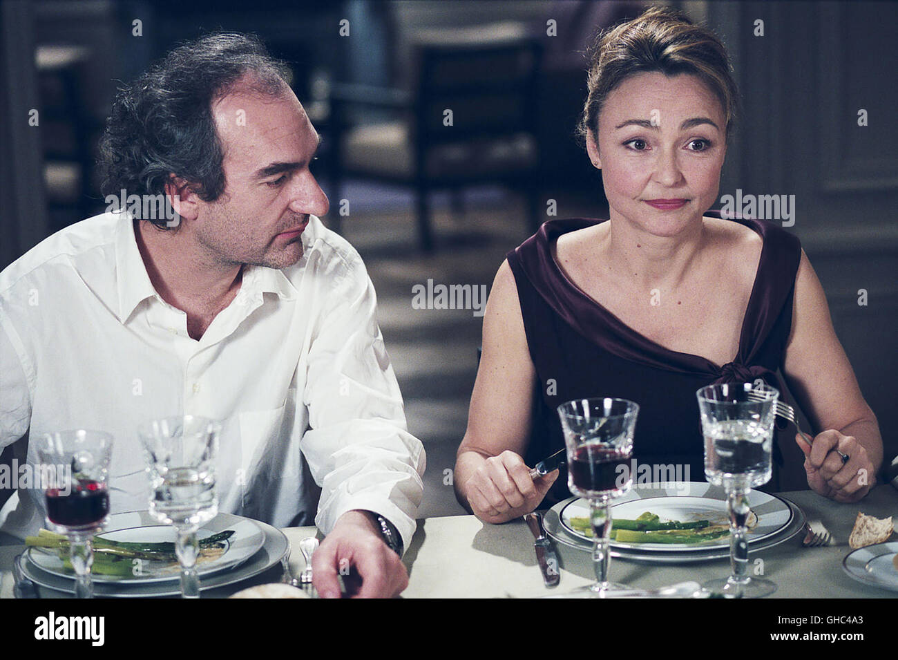 ZWEI UNGLEICHE SCHWESTERN Les Soeurs Fachees Frankreich 2004 Alexandra Leclere Richard (MICHEL VUILLERMOZ) und Louise (CATHERINE FROT) Regie: Alexandra Leclere aka. Les Soeurs fachees Stockfoto