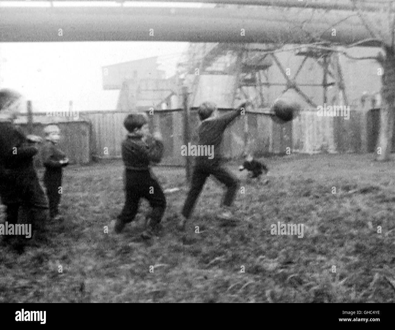 GIB MICH STERBEN UEBERZEUGT! -STERBEN SIE 1. DEUTSCHE FUßBALLROLLE Gib mich sterben ueberzeugt! D 2006 Oliver Gieth, Peter Hüls Bild: Kinder, Die Fußball Spielen. -Das Spiel Kann aus Hinterhöfen Paradies Machen. Hier Kein Junge, der Nicht Träumt, Einmal in der Bundesliga Zu Kicken. "Gib mich Die Kirsch!" - Angeblich Ein Ausspruch des Legendären Borussen-Stürmers Lothar Emmerich - Porträtiert Den Wandel der Bundesliga Vom Kulturell Verzweigten Sportereignis Zum Ereignis der Unterhaltungsindustrie. Es ist Eine Dokumentation aus der Ersten Dekade des Bezahlten Berger - von der I.gr der Bundesliga 1963 Bis zum Stockfoto