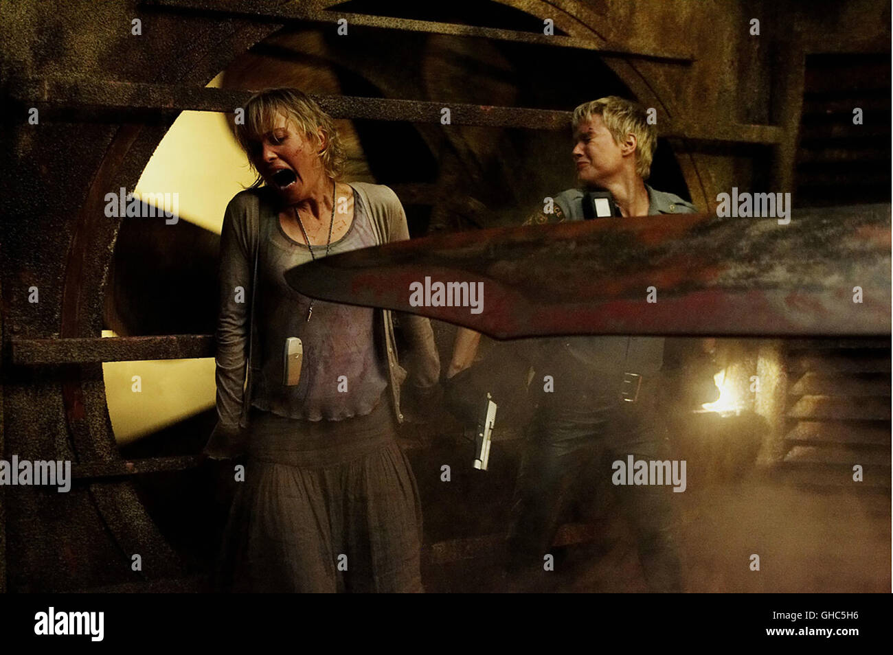 SILENT HILL - WILLKOMMEN IN DER HÖLLE Silent Hill Japan/USA/F 2006 Christophe Gans Rose (RADHA MITCHELL) Und Polizistin Cybil Bennet (LAURIE HOLDEN) in Einer Gefährlichen Situation Regie: Christophe Gans aka. Silent Hill Stockfoto