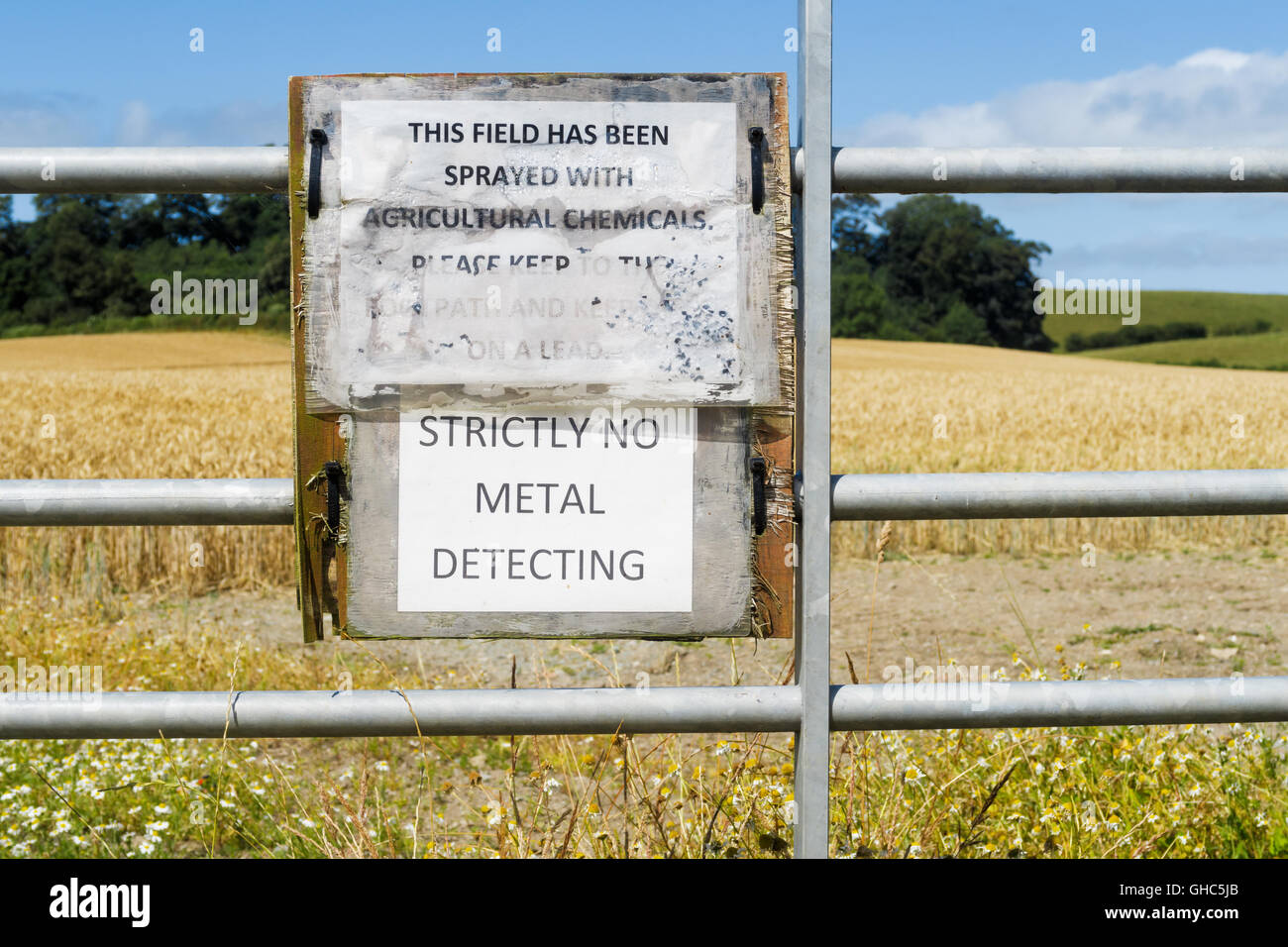 Ein "Streng Nein Metalldetektor" Zeichen auf Shropshire Ackerland. Stockfoto