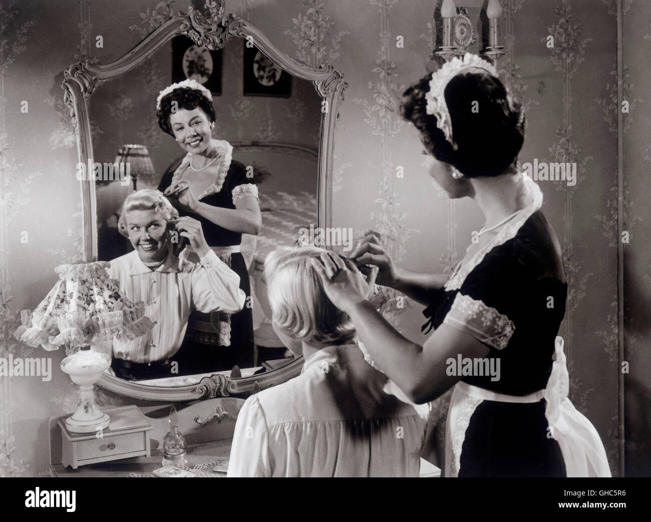 LULLABY OF BROADWAY USA 1951 David Butler Melinda Howard (DORIS DAY), Gloria Davis, der Diener (ANNE TRIOLA) Regie: David Butler Stockfoto