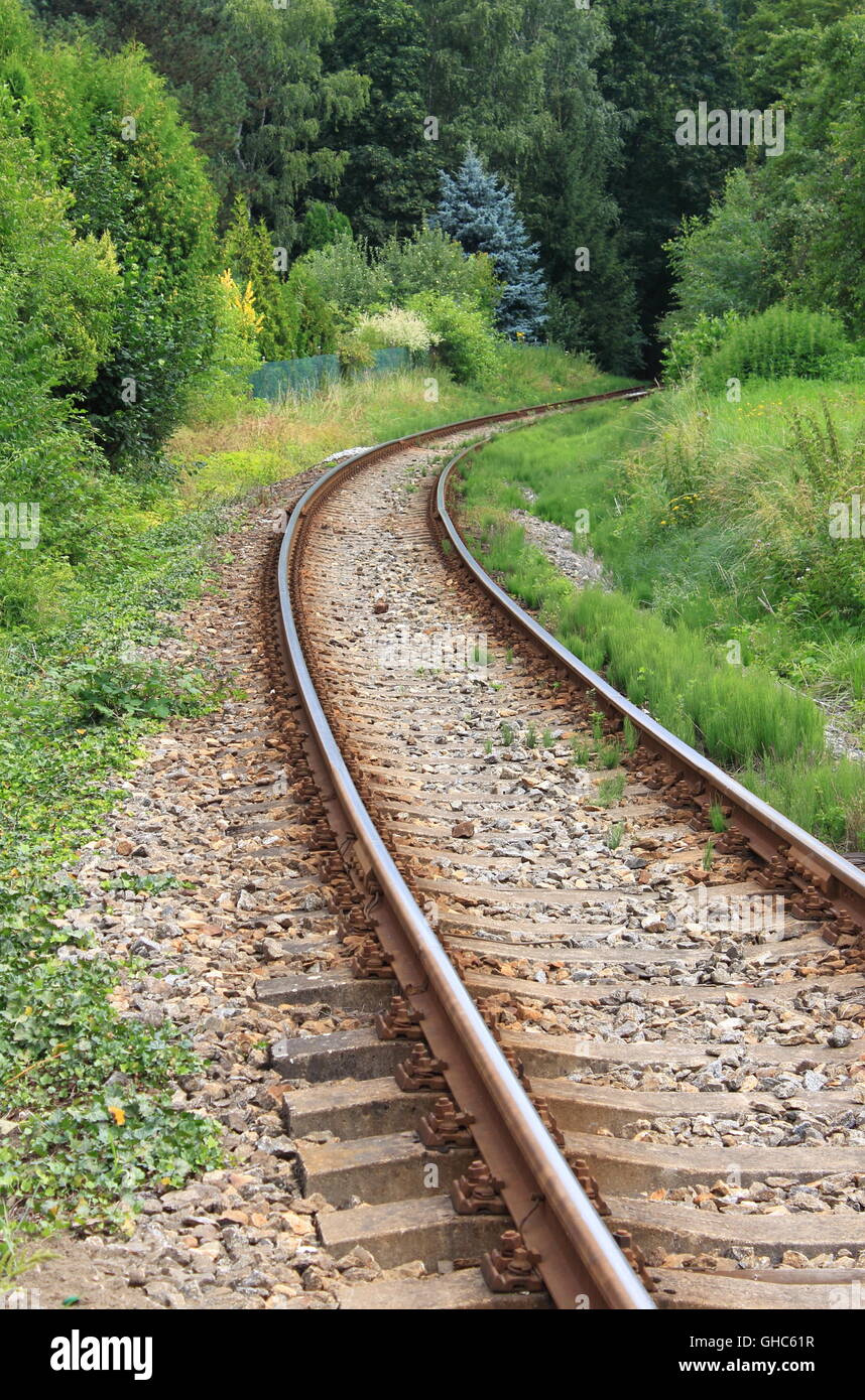Bahnstrecke in eine Kurve verschwindet Stockfoto