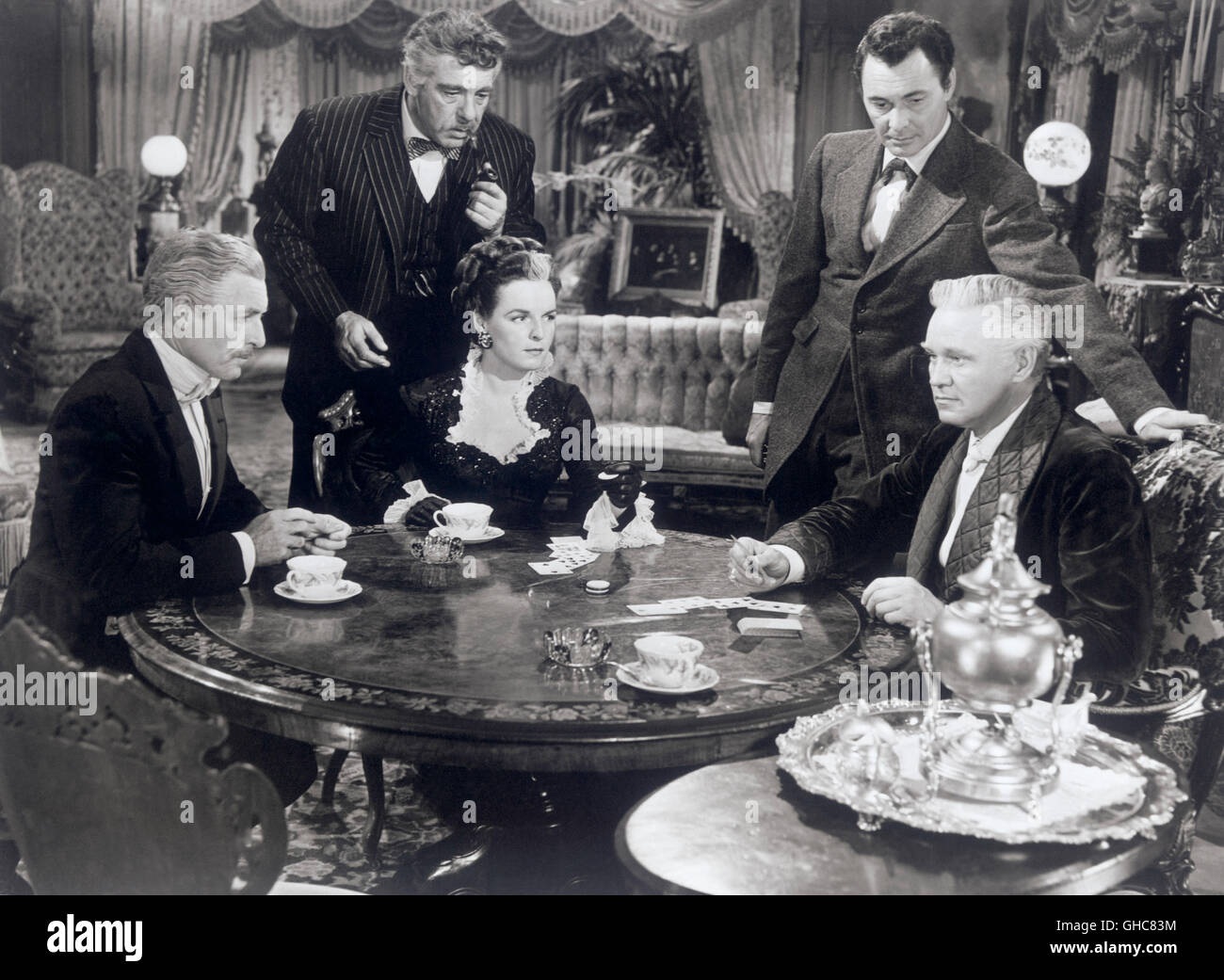 INNEN gerade USA 1951 Gerald Mayer Pokerspiel "Inside Straight": Flutey Johnson (JOHN HOYT), Shocker (LON CHANEY JR.), Ada Stritch (MERCEDES MCCAMBRIDGE), Johnny Sanderson (BARRY SULLIVAN) und Rip MacCool (DAVID BRIAN) Regie: Gerald Mayer Stockfoto