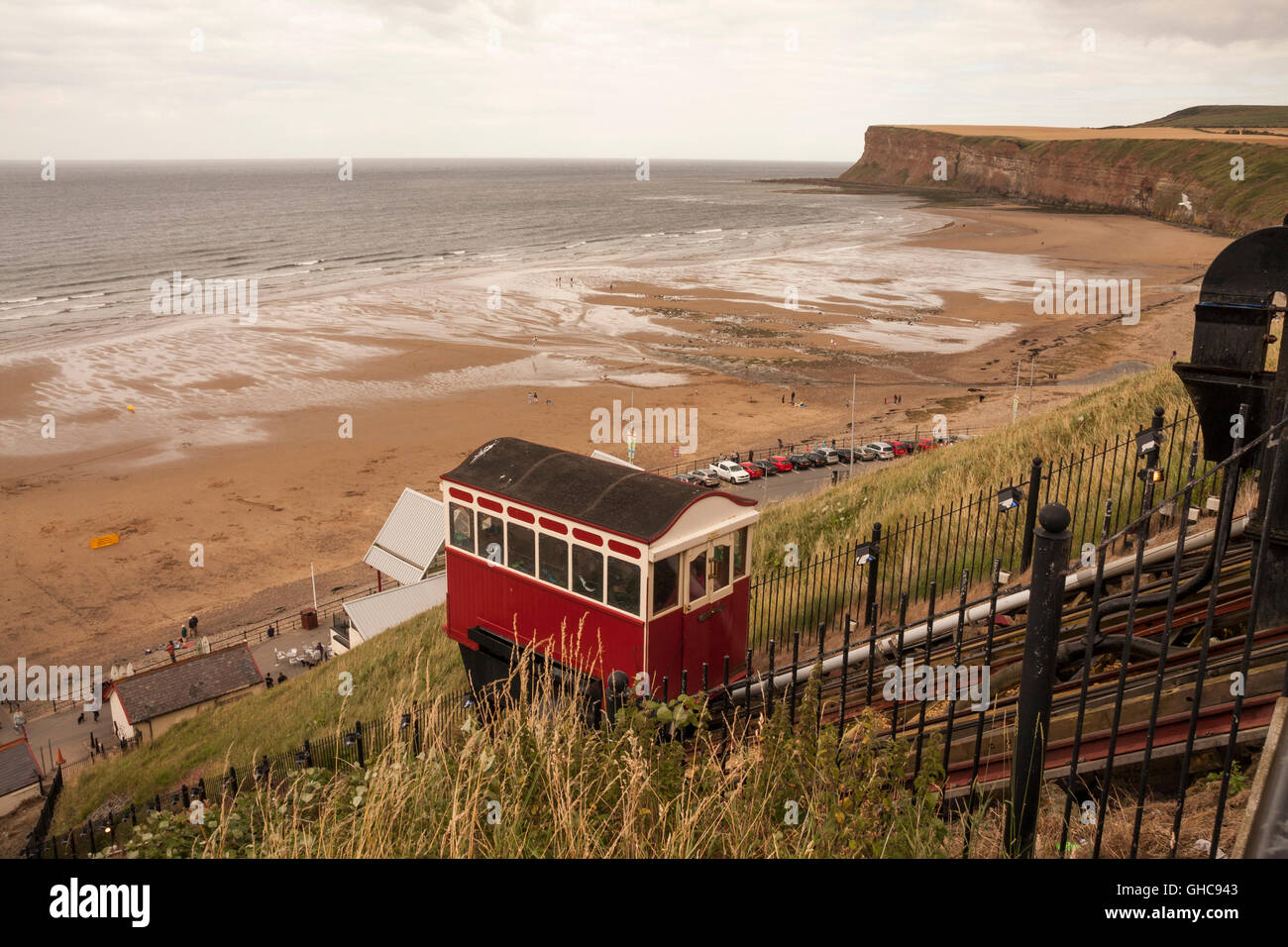 Ein Landschaft Blick auf die malerische Standseilbahn Schiene heben Sie von der Klippe zum Strand von Saltburn am Meer, England, UK Stockfoto
