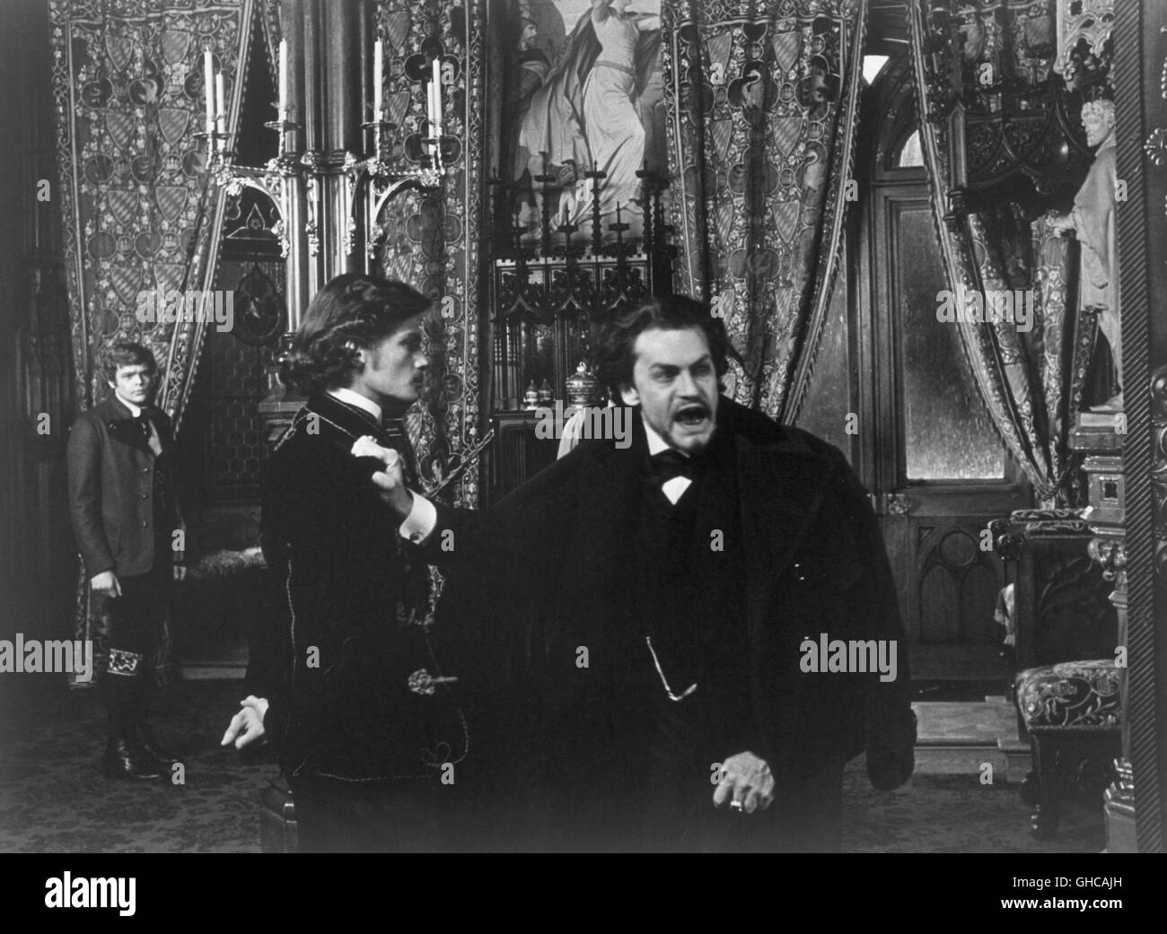 LUDWIG-Frankreich/Italien/BRd 1972 Luchino Visconti HELMUT BERGER (rechts) als König Ludwig II. desillusioniert und abgeführt. Regie: Luchino Visconti Stockfoto